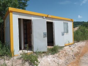 Caseta de obra con baño y aire acondicionado vista frontal derecha