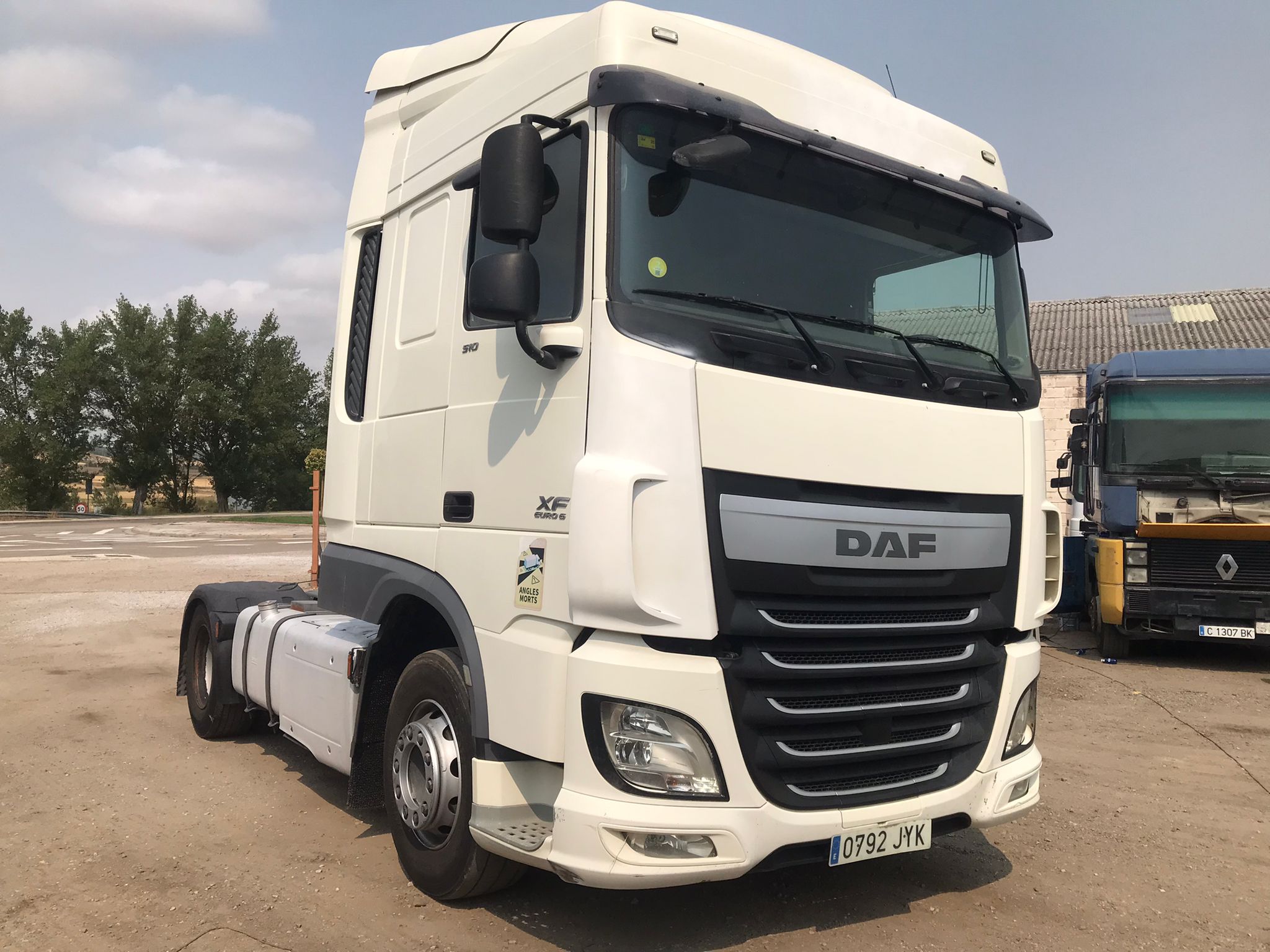 Cabeza tractora DAF XF 510 FT año 2017 vista diagonal delantera derecha