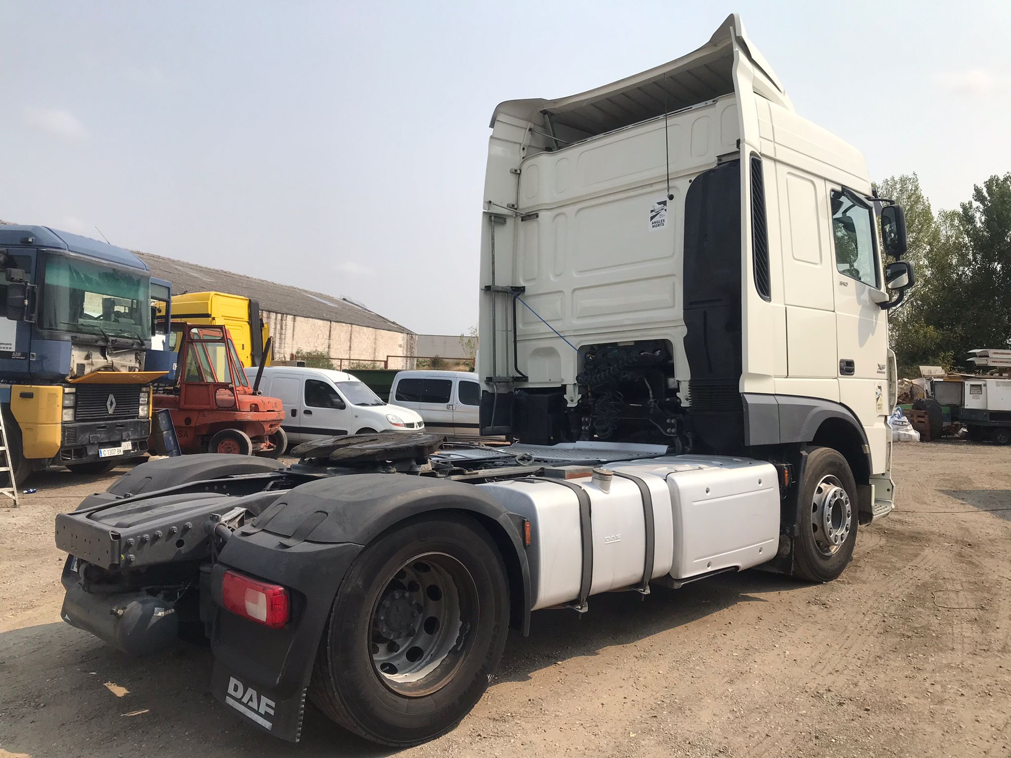 Cabeza tractora DAF XF 510 FT vista diagonal trasera derecha