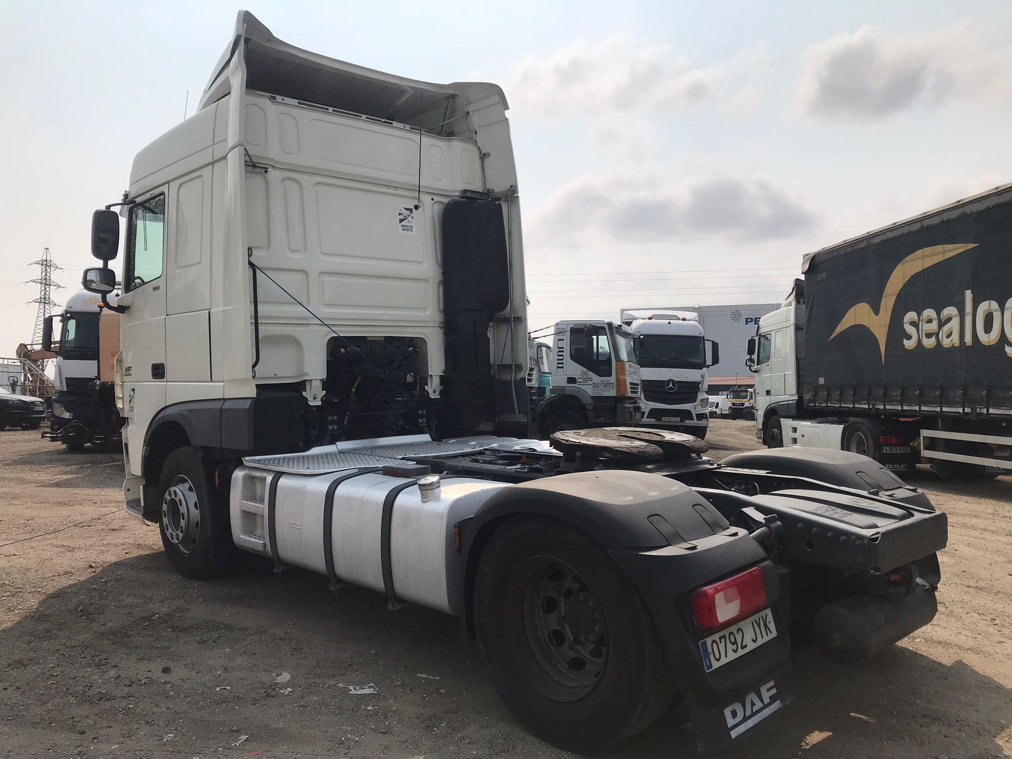 Cabeza tractora DAF XF 510 FT vista diagonal trasera izquierda