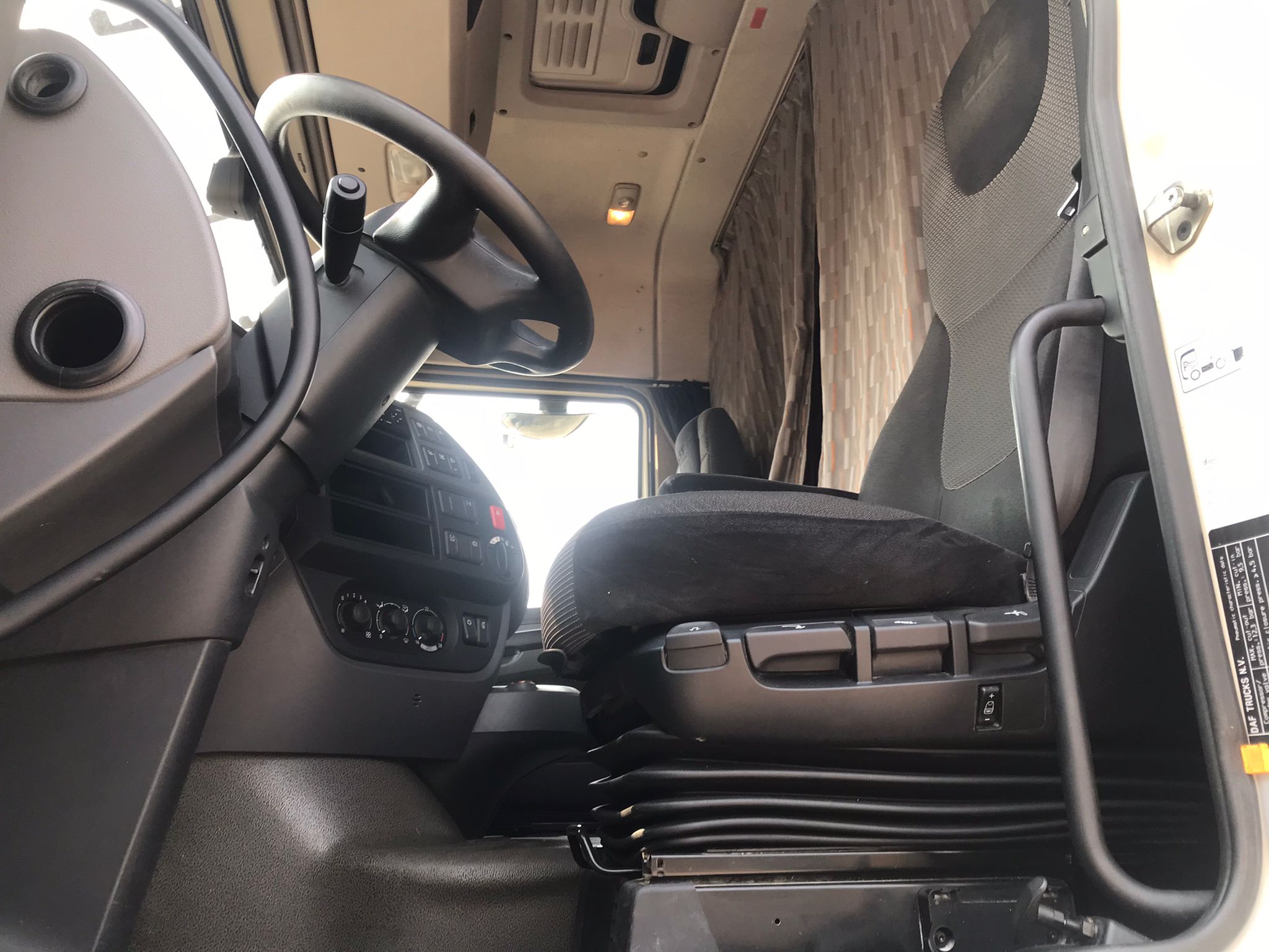 Interior cabina litera cabeza tractora DAF XF 510 FT