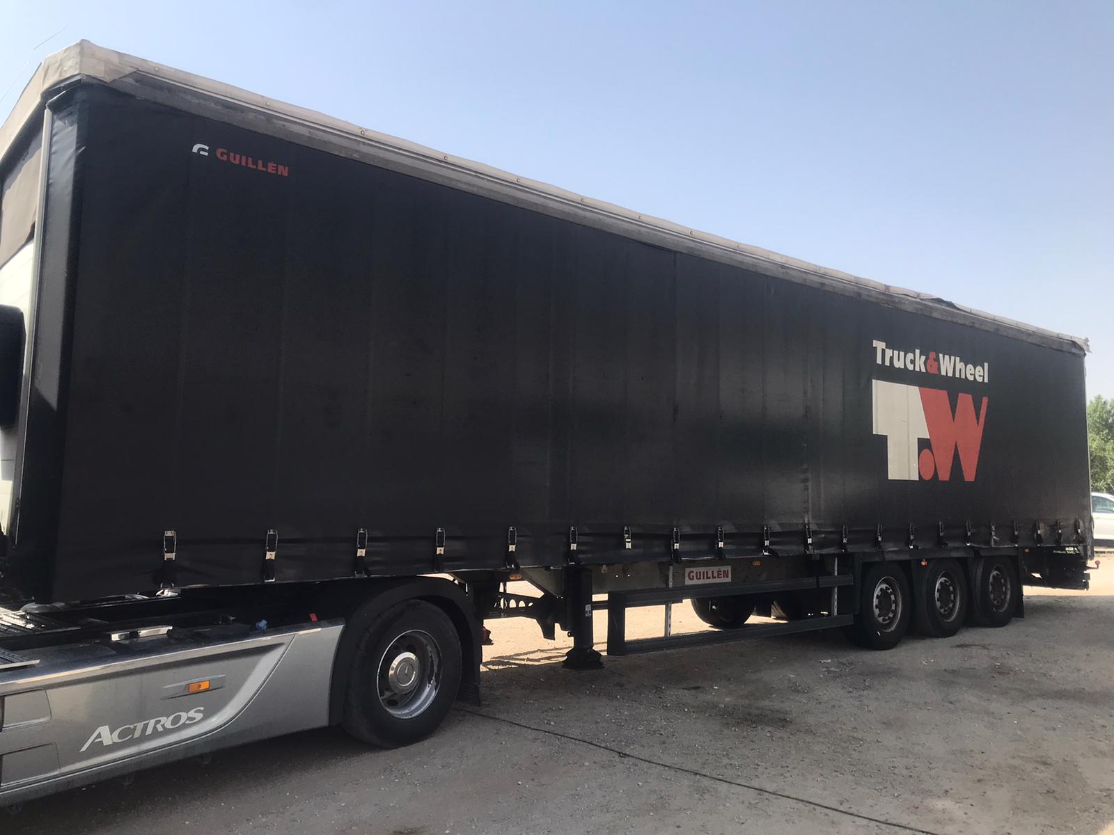 Semirremolque tauliner Guillen vista diagonal delantera derecha
