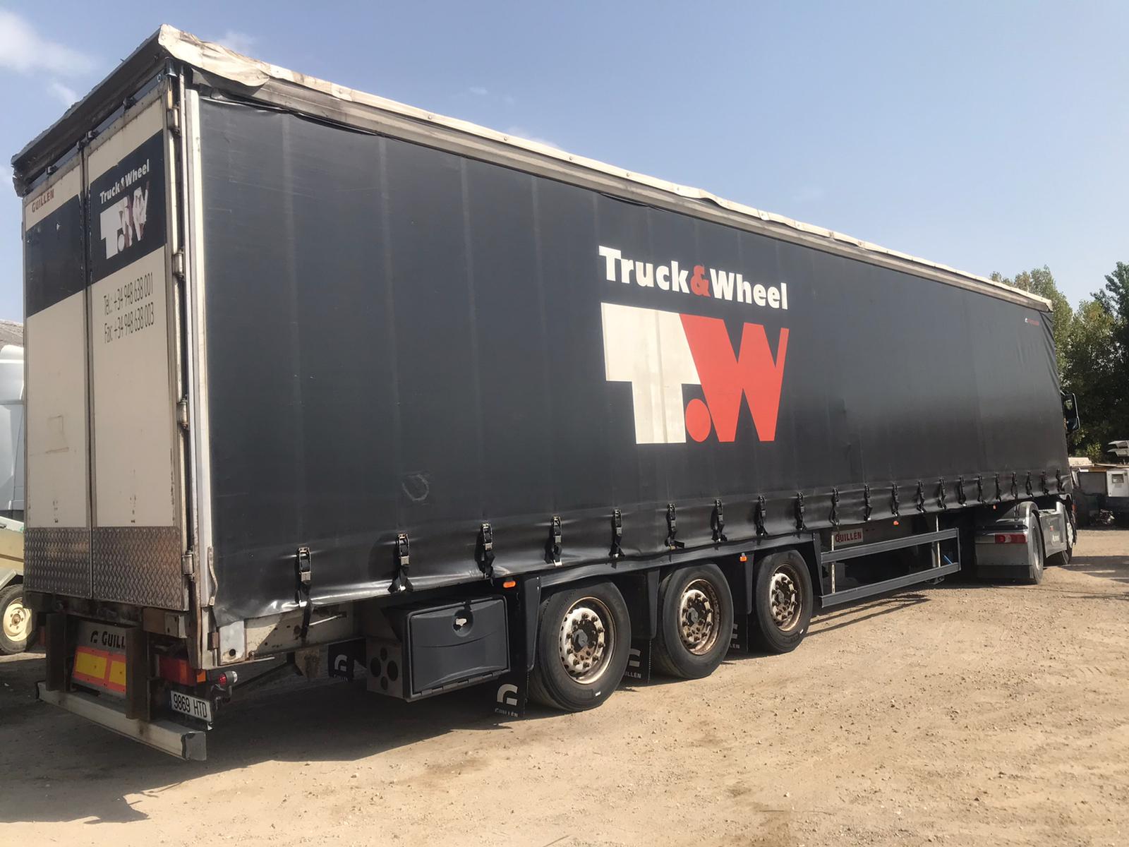 Vista diagonal trasera derecha semirremolque tauliner Guillen