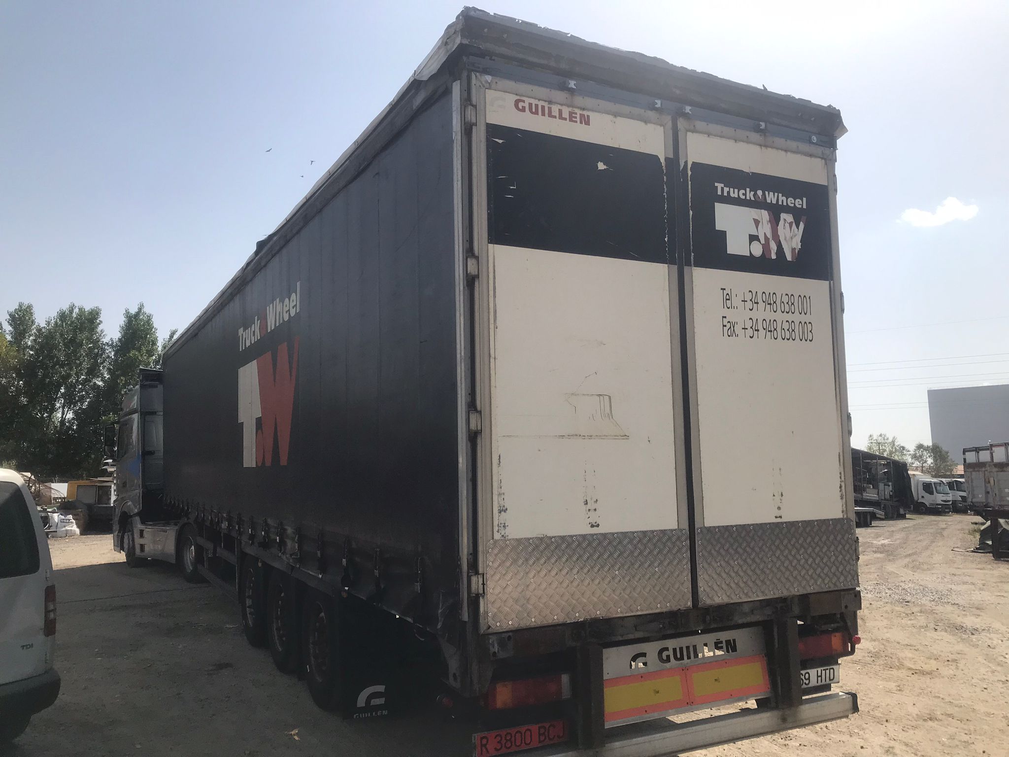 Vista diagonal trasera izquierda semirremolque tauliner Guillen