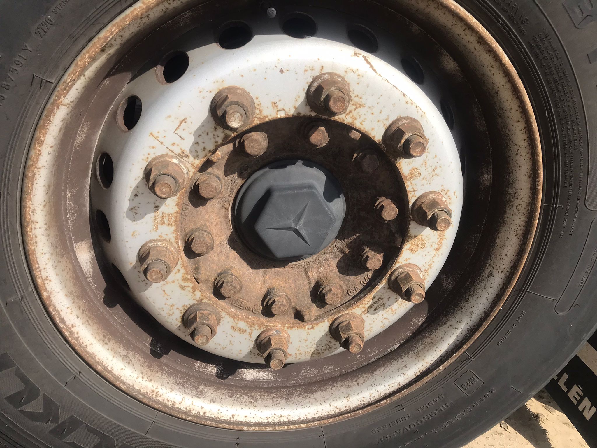 Ejes marca Mercedes del semirremolque tauliner Guillen