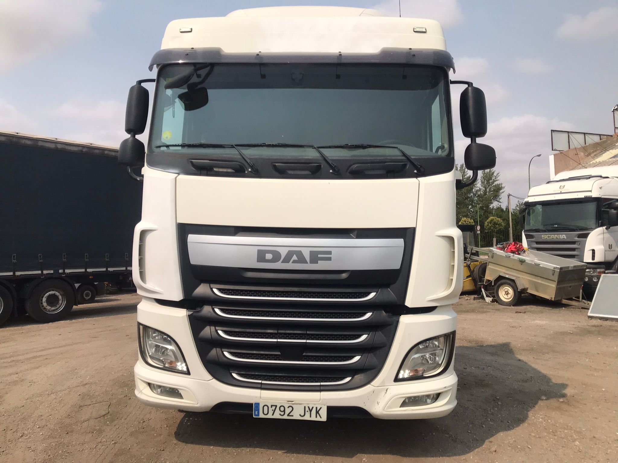 Cabeza tractora DAF XF 510 FT vista frontal