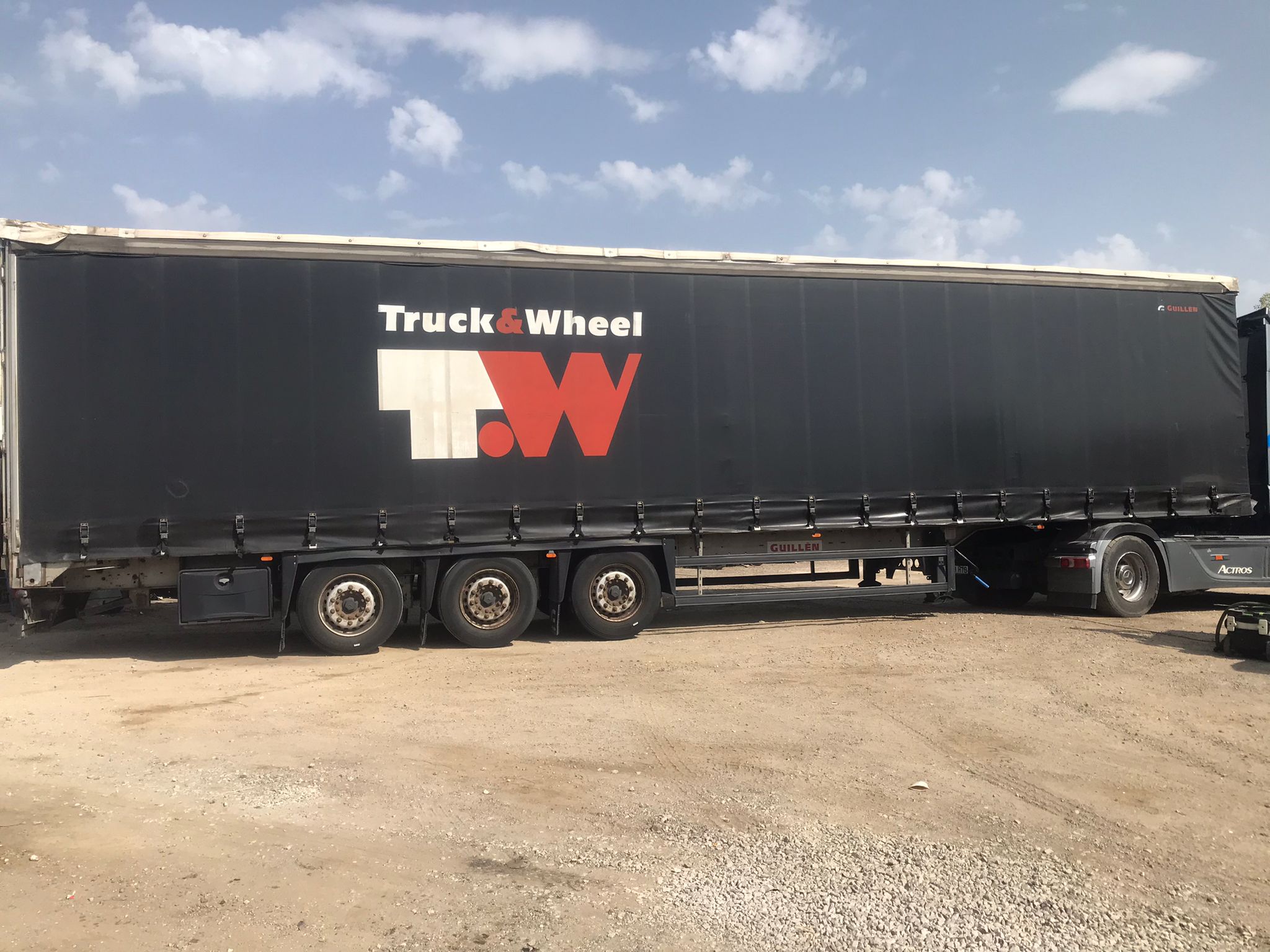 Vista lateral derecho semirremolque tauliner Guillen
