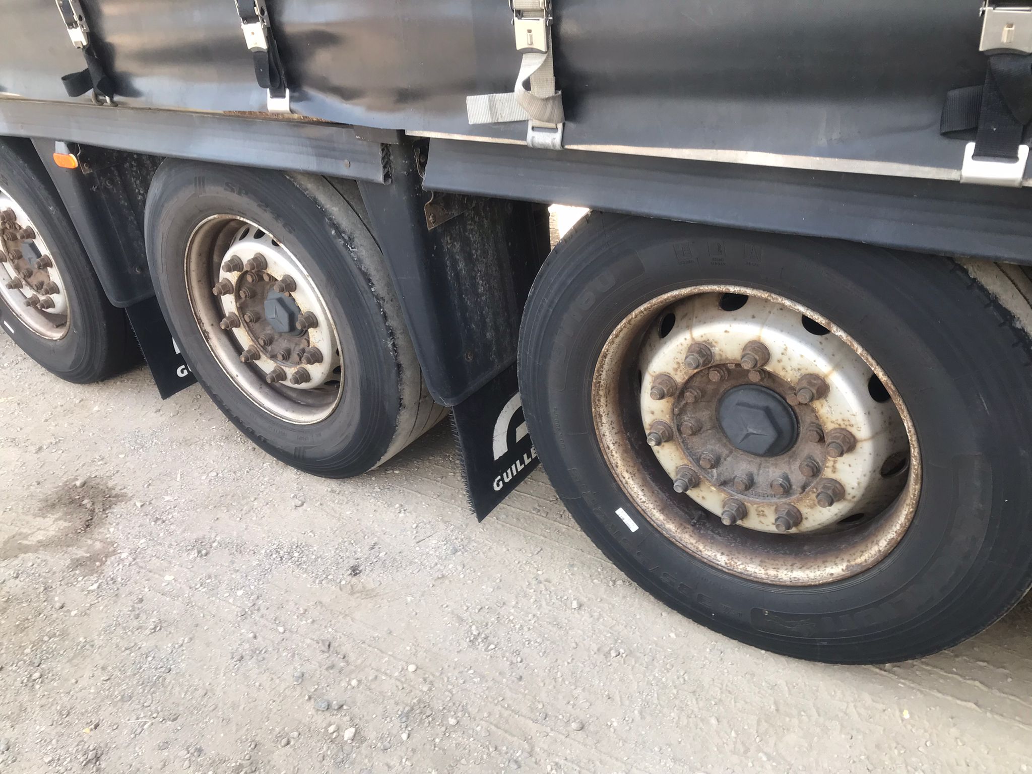 Ruedas y neumáticos del semirremolque tauliner Guillen