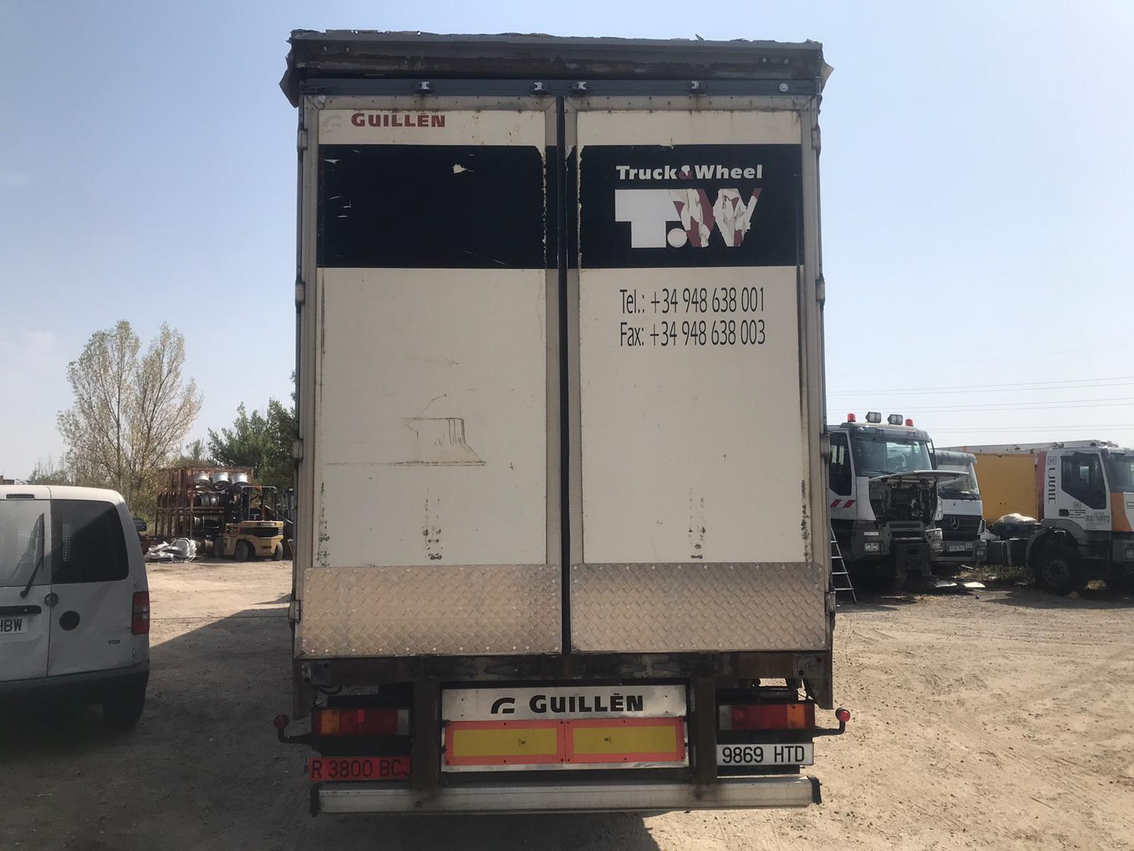 Vista trasera de semirremolque tauliner Guillen