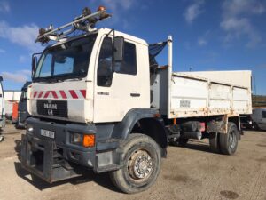 Camión basculante 4x4 Man vista diagonal delantera izquierda