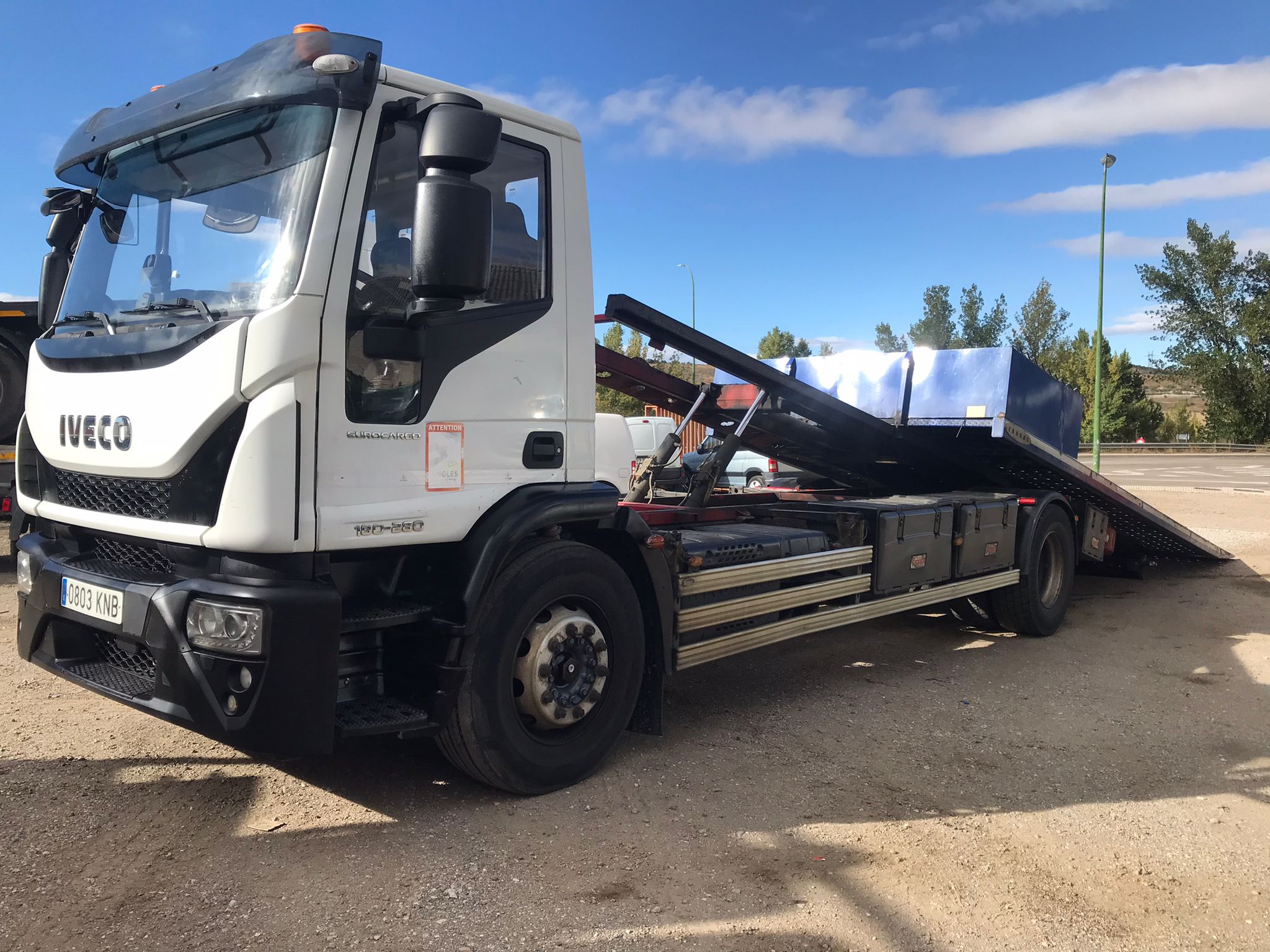 Camión portavehículos Iveco 180E diagonal delantera izquierda