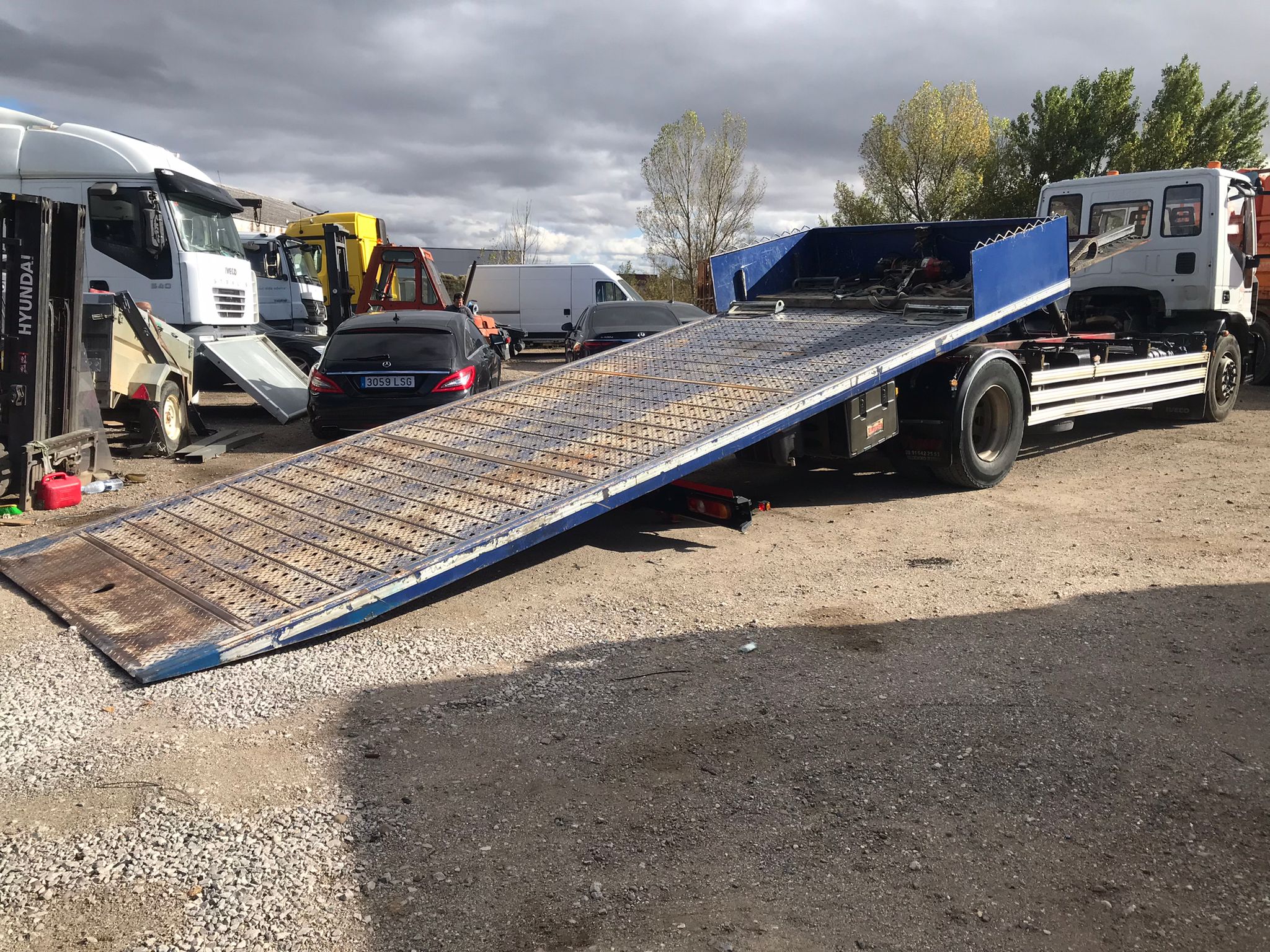 Camión portavehículos Iveco 180E diagonal trasera derecha