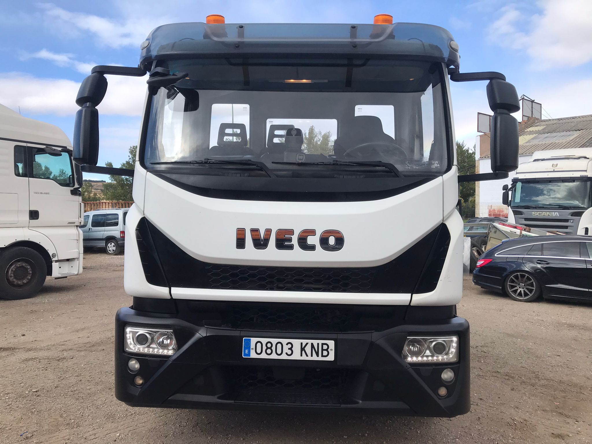 Camión portavehículos Iveco 180E frontal