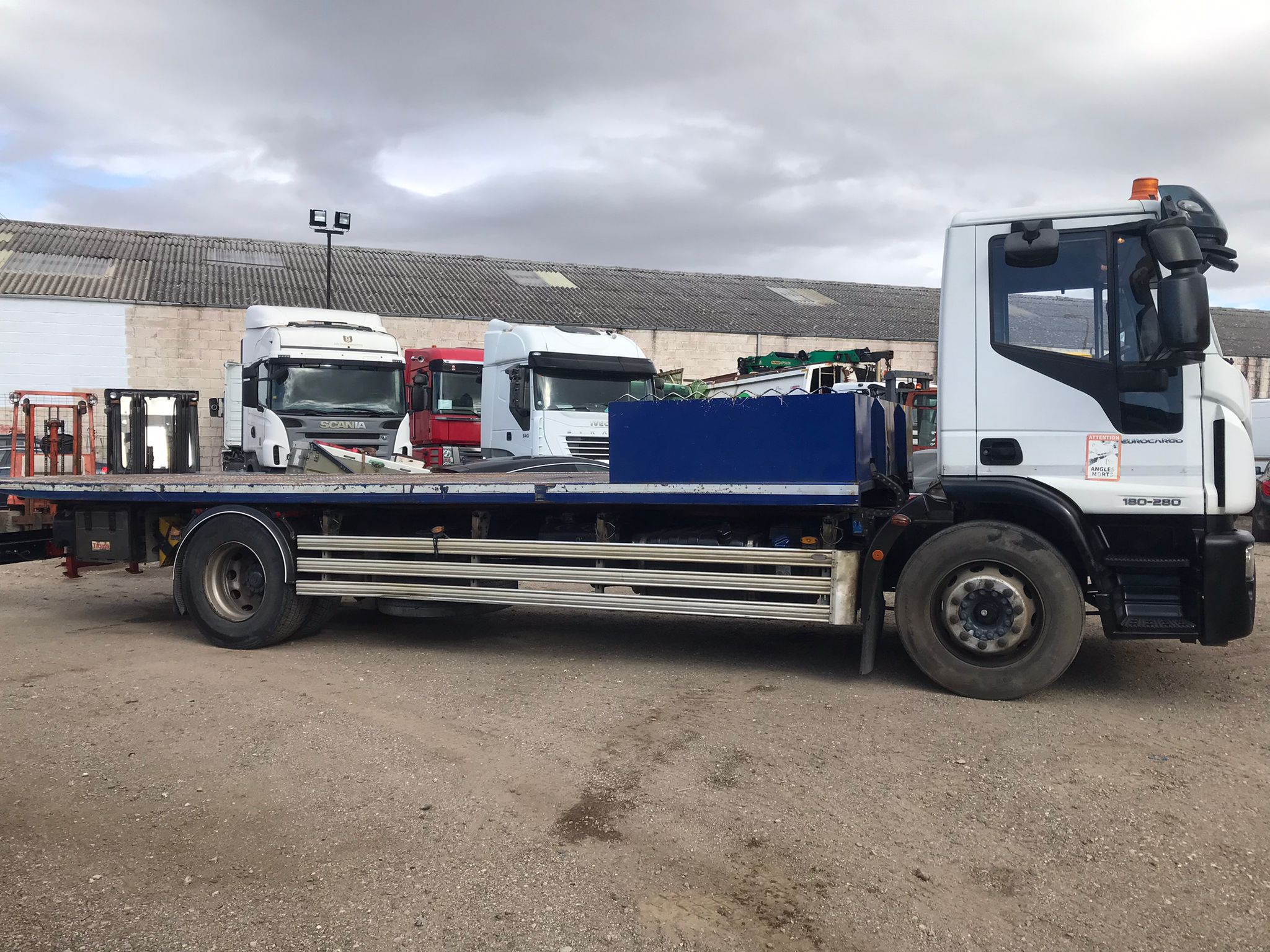 Camión portavehículos Iveco 180E lateral derecho