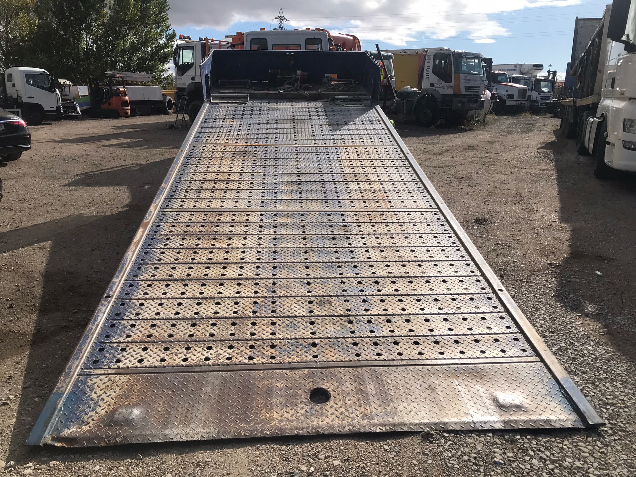 Camión portavehículos Iveco 180E trasera