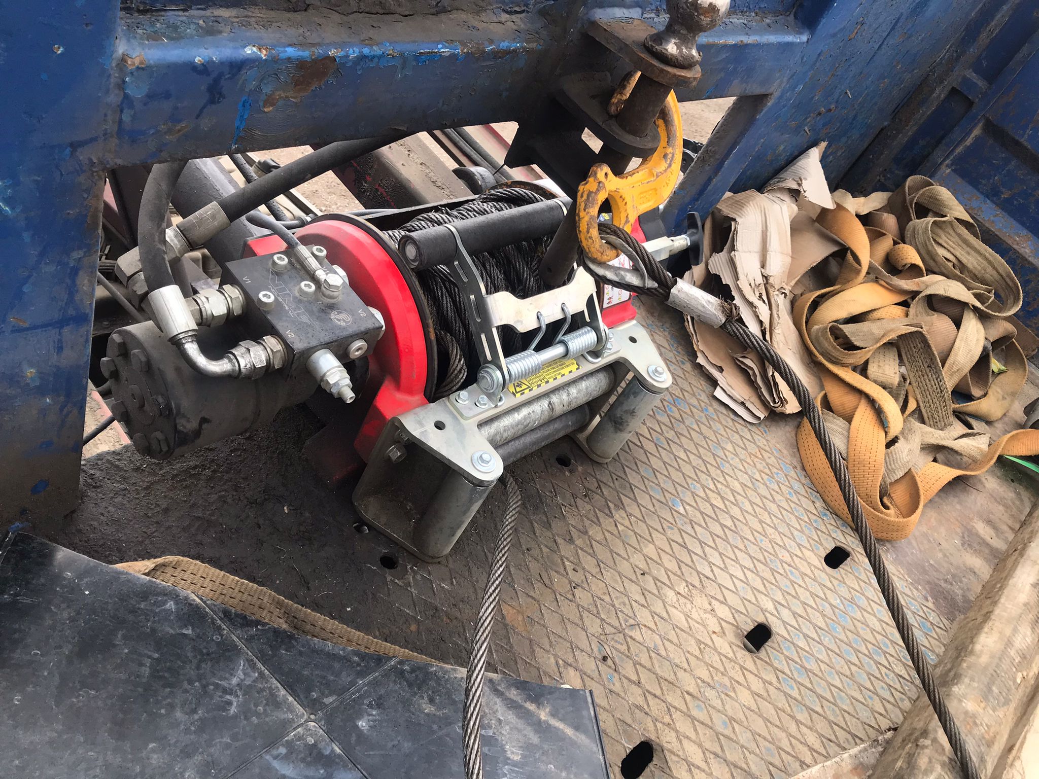 Cabestrante hidráulico camión portavehículos Iveco ML160E25/P