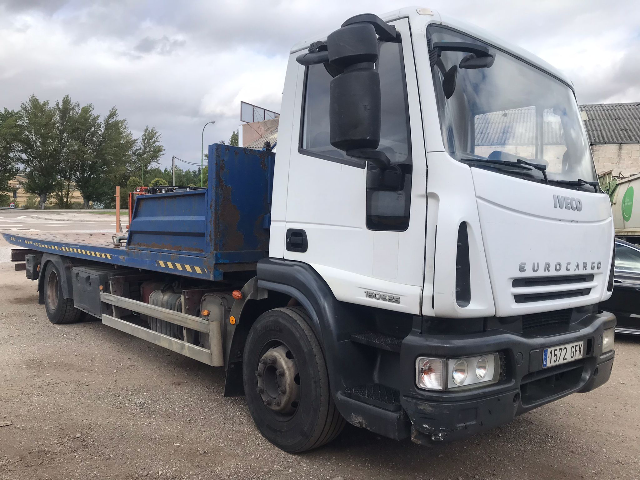 Camión portavehículos Iveco ML160E25/P diagonal delantera derecha
