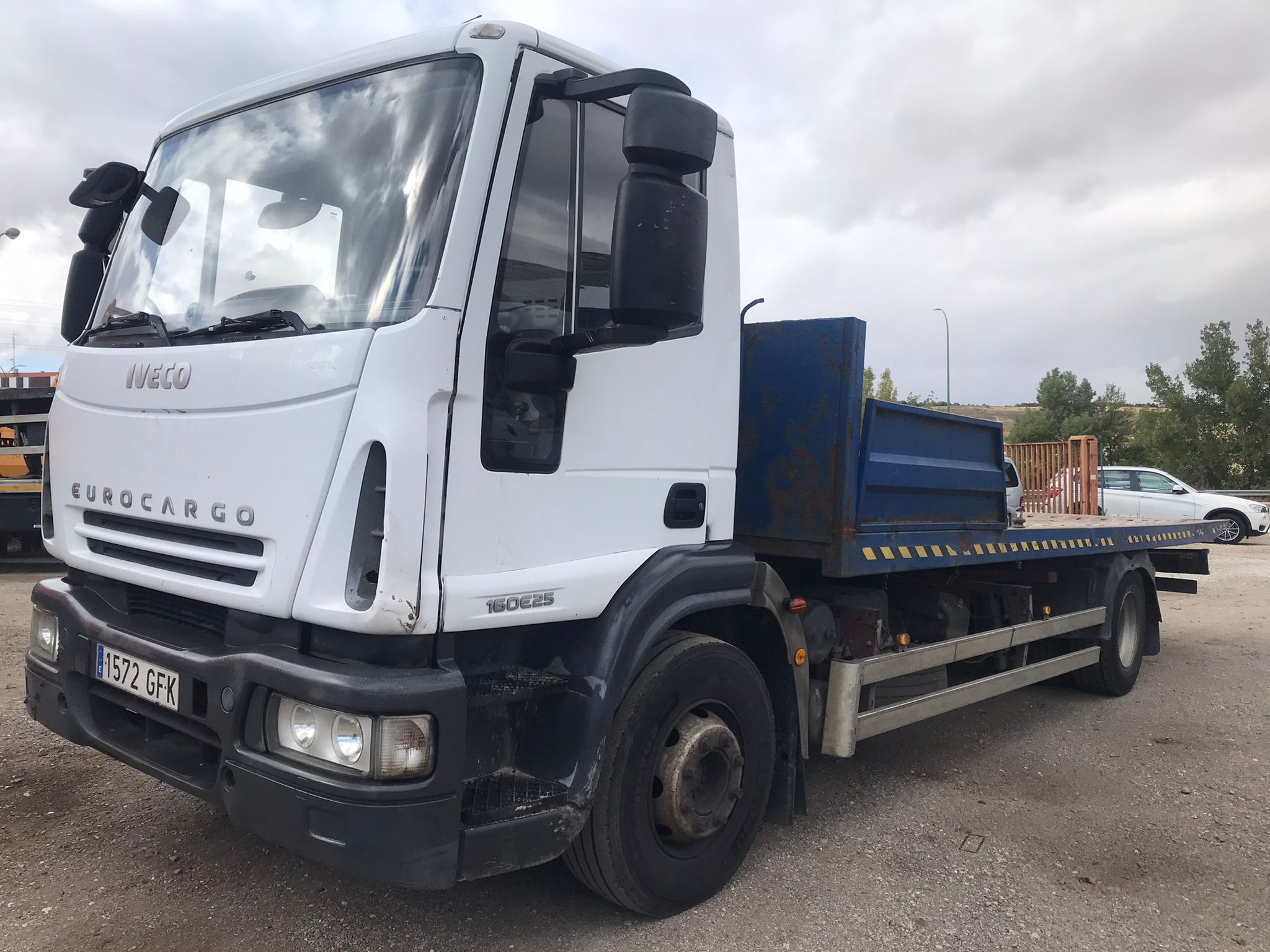 Camión portavehículos Iveco ML160E25/P diagonal delantera izquierda