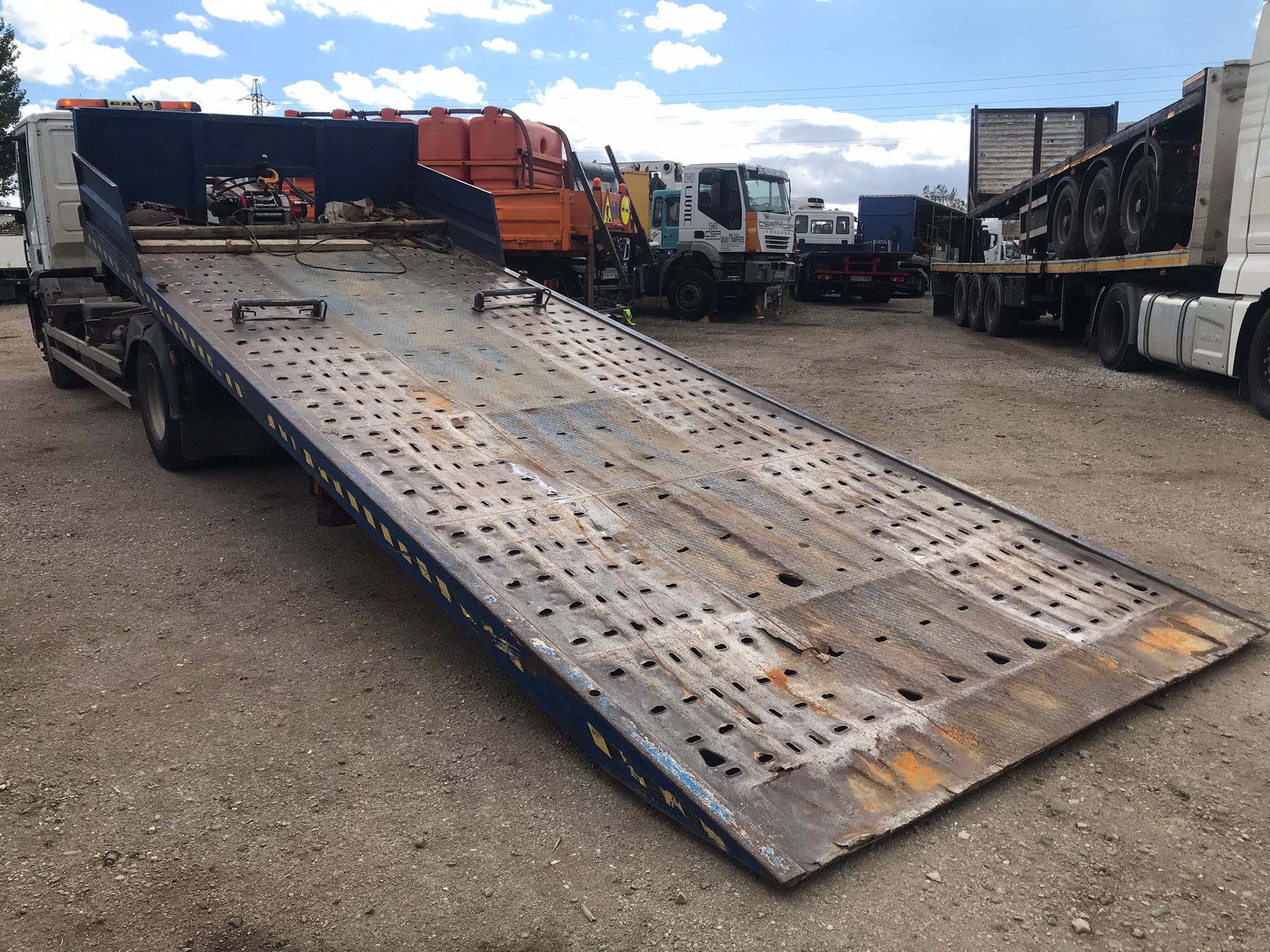 Camión portavehículos Iveco ML160E25/P diagonal trasera izquierda