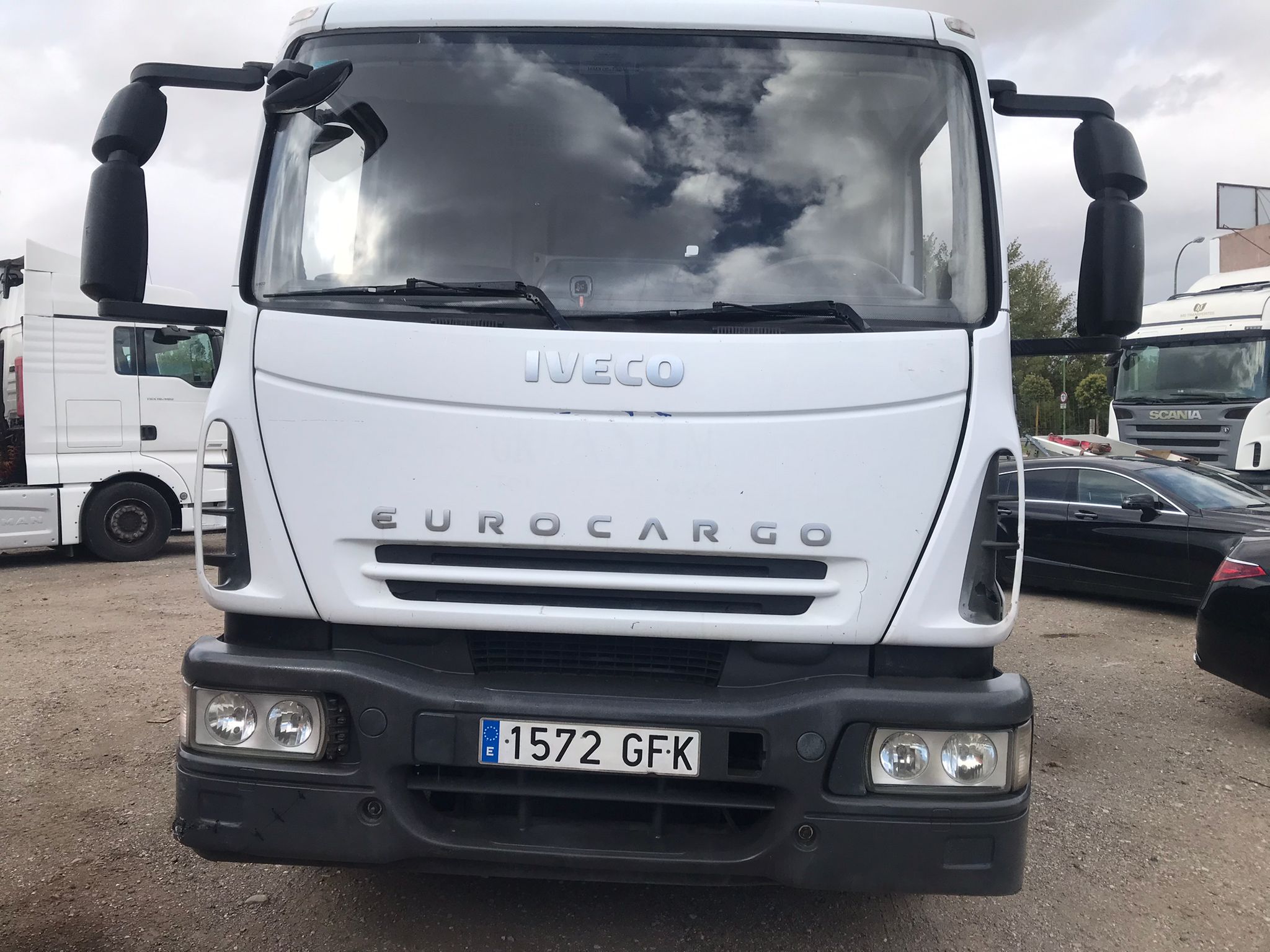 Camión portavehículos Iveco ML160E25/P frontal