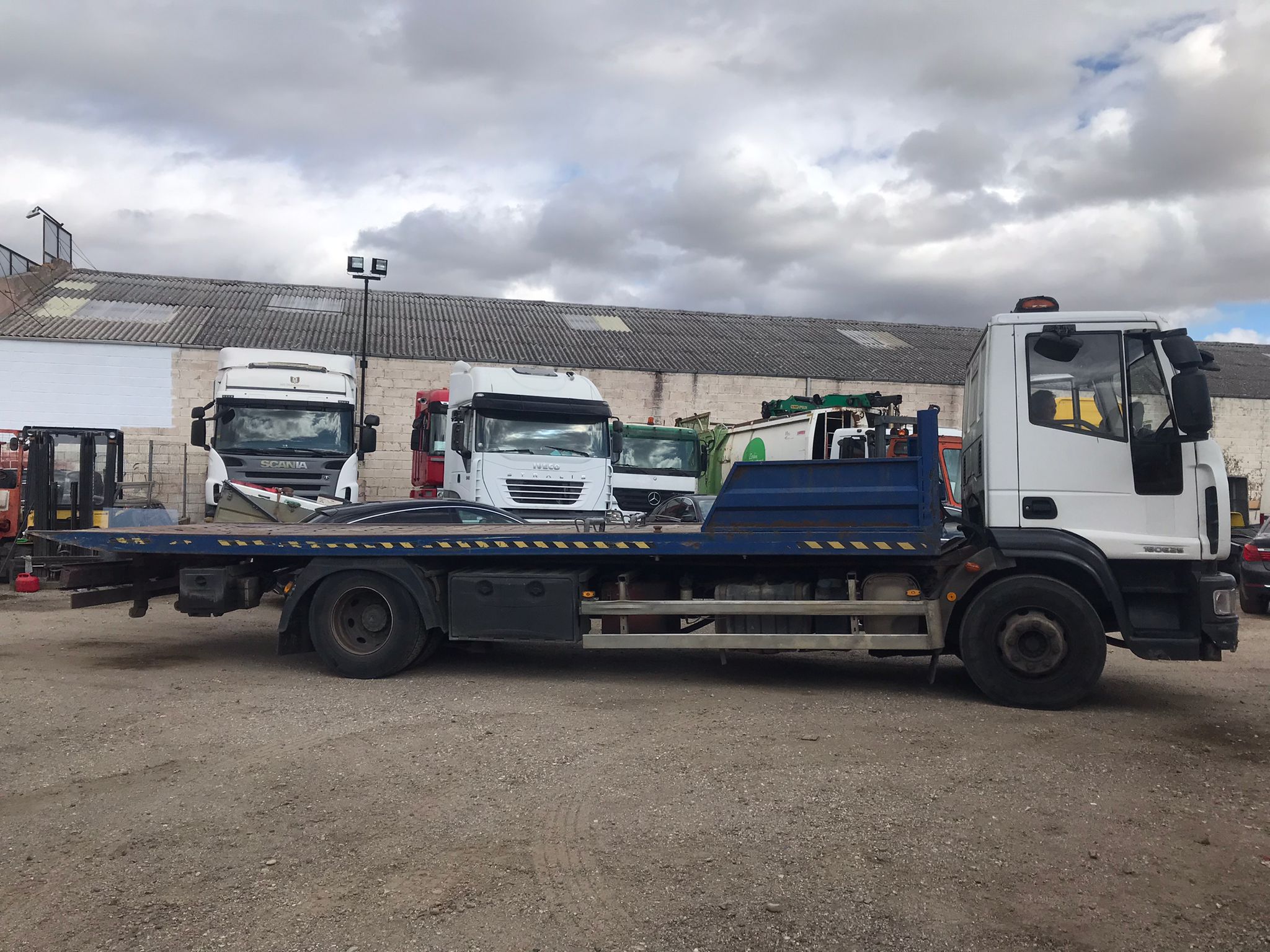 Camión portavehículos Iveco ML160E25/P lateral derecho