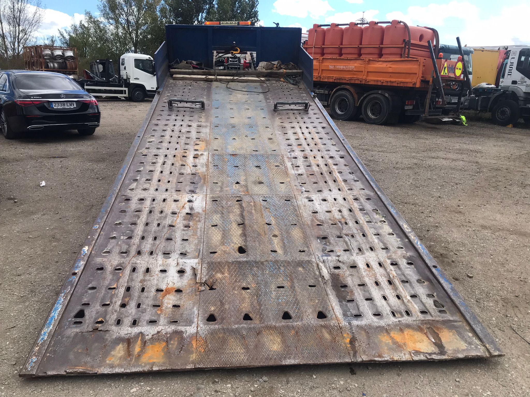 Camión portavehículos Iveco ML160E25/P trasera