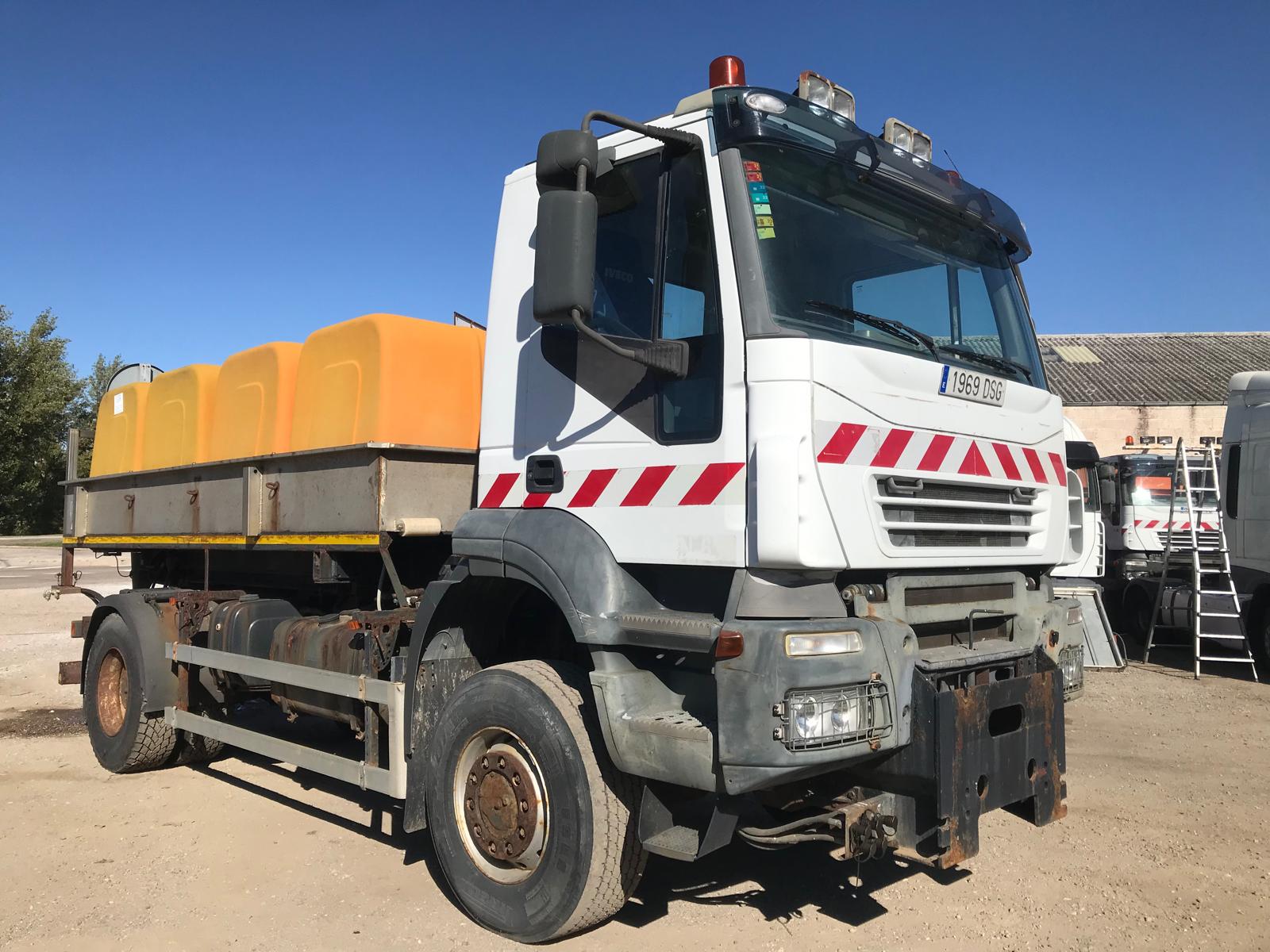 Camión quitanieves Iveco AD190T31 diagonal delantera derecha