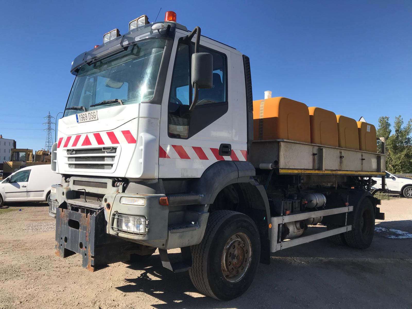 Camión quitanieves Iveco AD190T31 diagonal delantera izquierda