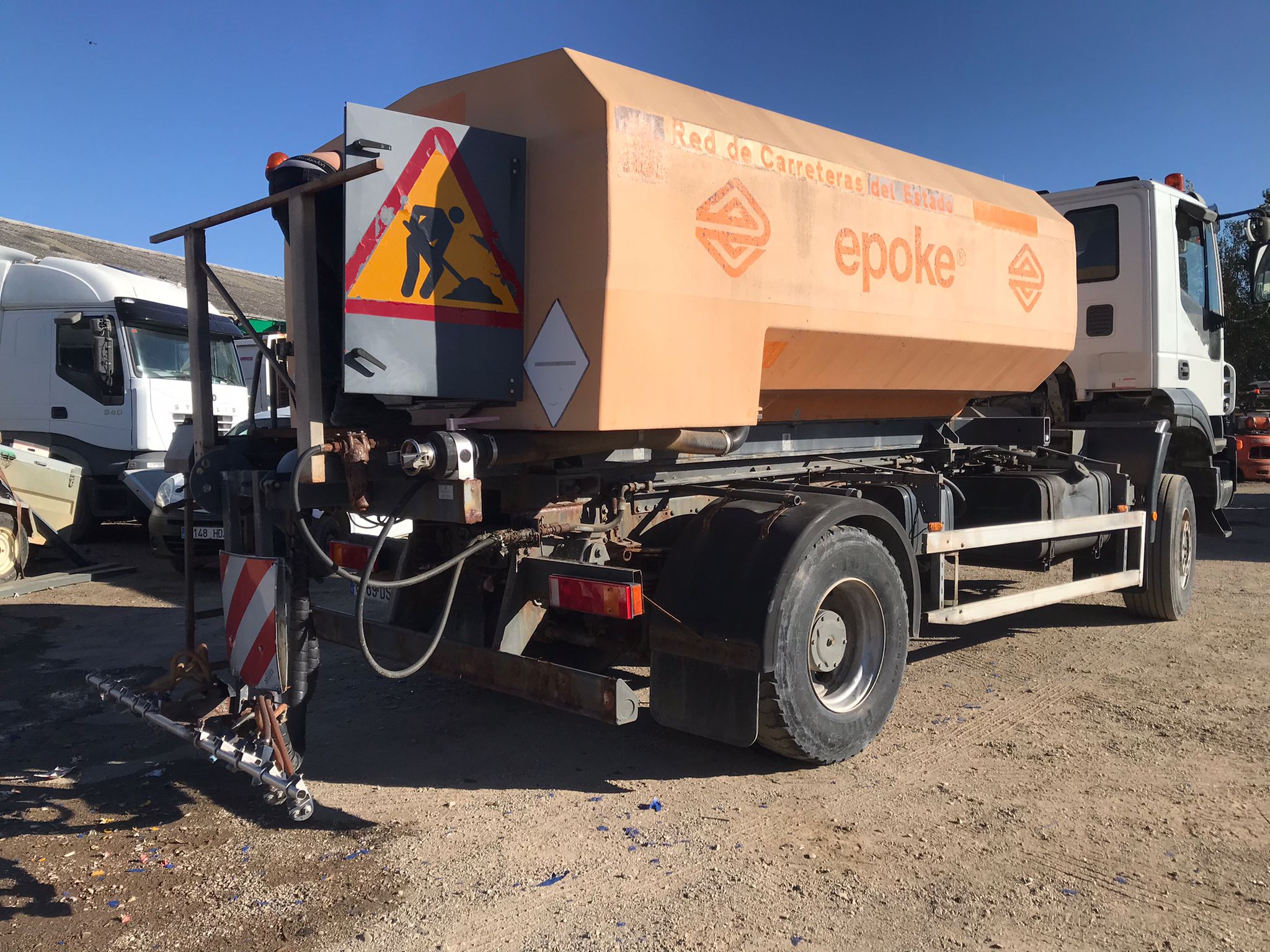 Camión quitanieves Iveco AD190T31W diagonal trasera derecha