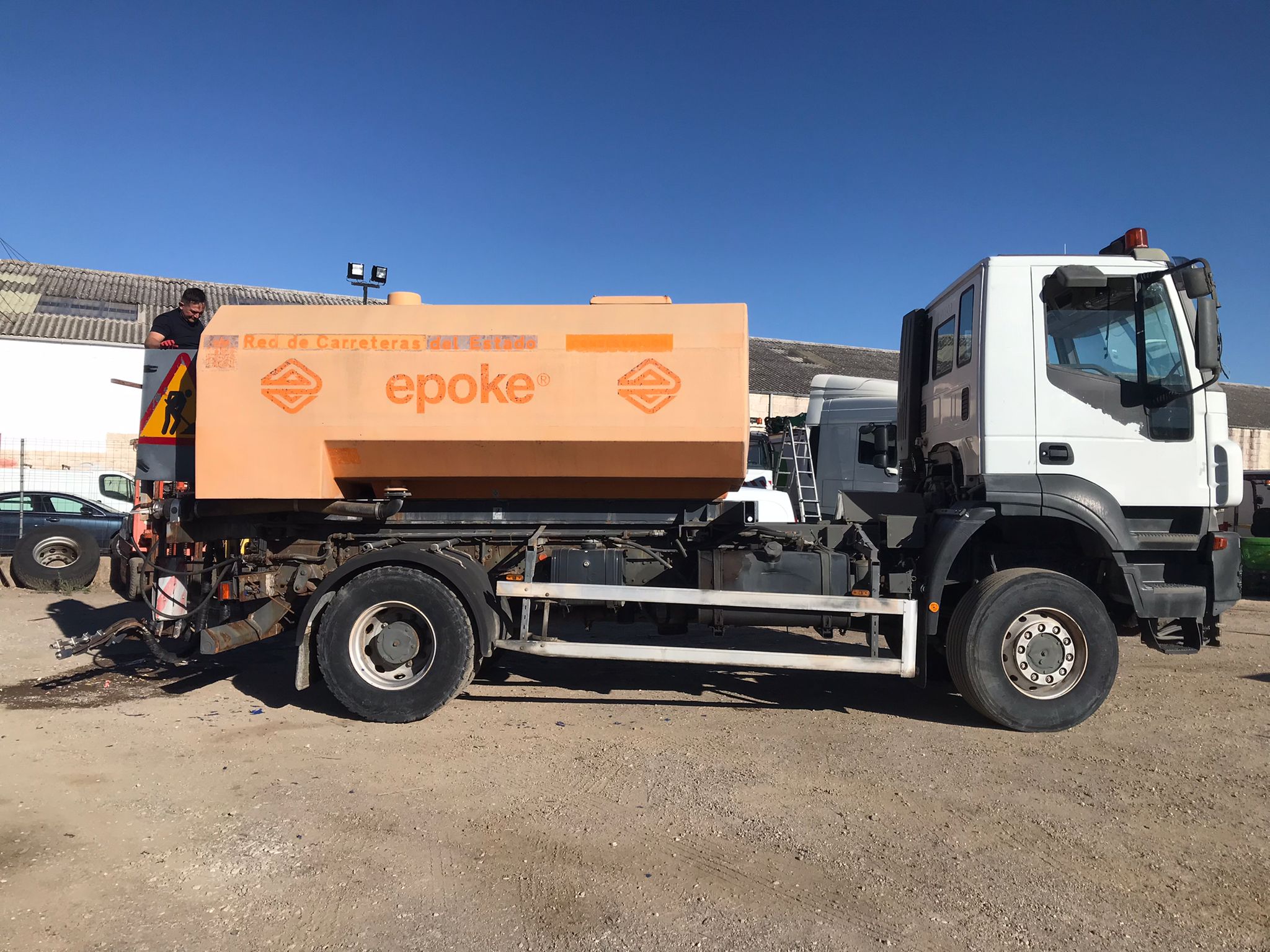 Camión quitanieves Iveco AD190T31W lateral derecho