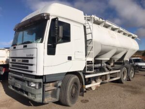 Vista diagonal delantera izquierda camión silo Iveco Magirus