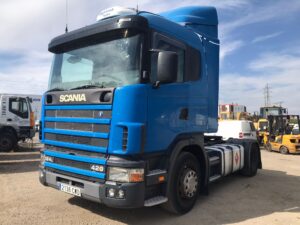 Vista diagonal delantera izquierda de la Scania R124LA