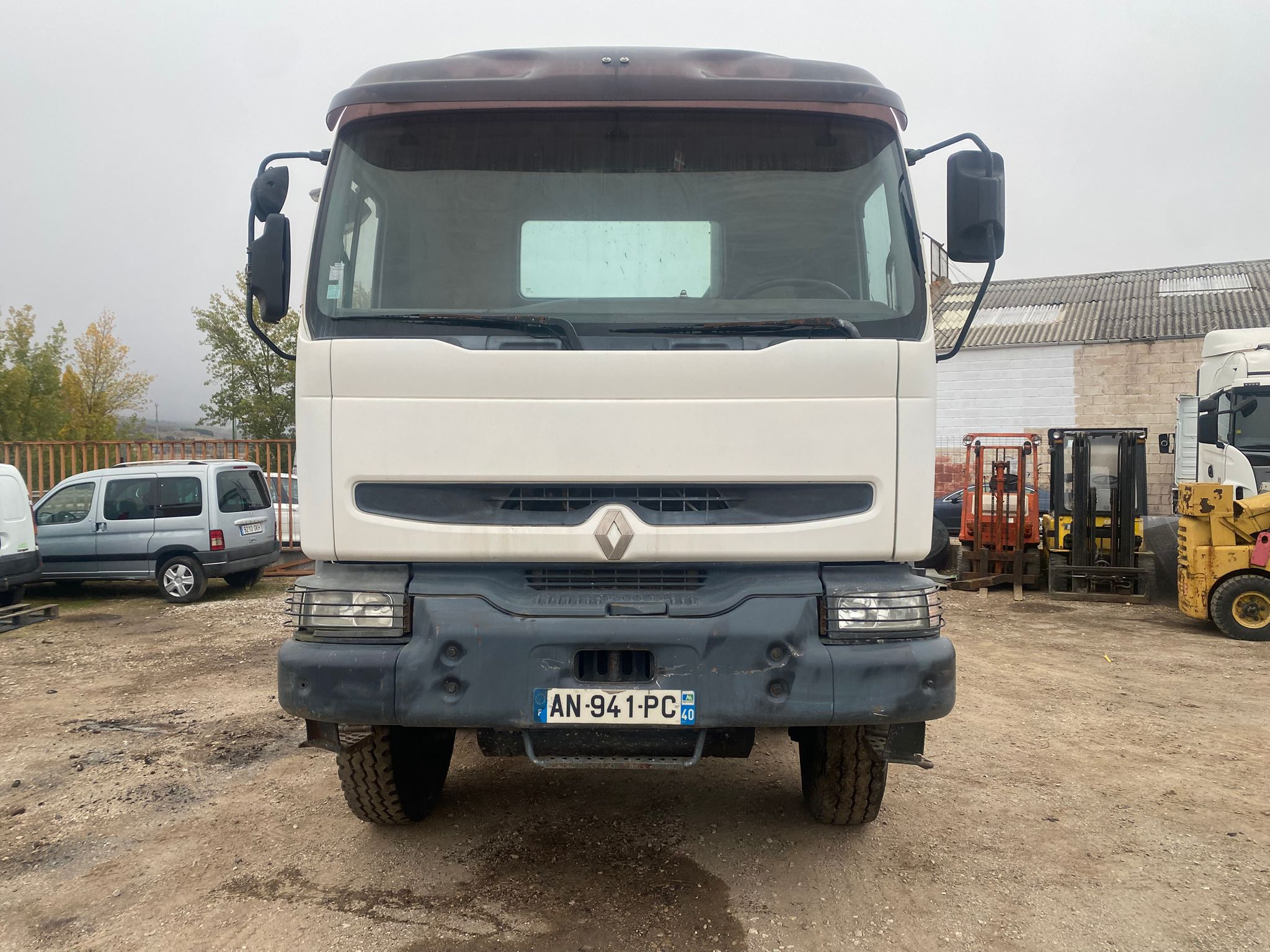 Camión Renault Kerax 420 8x4 vista frontal