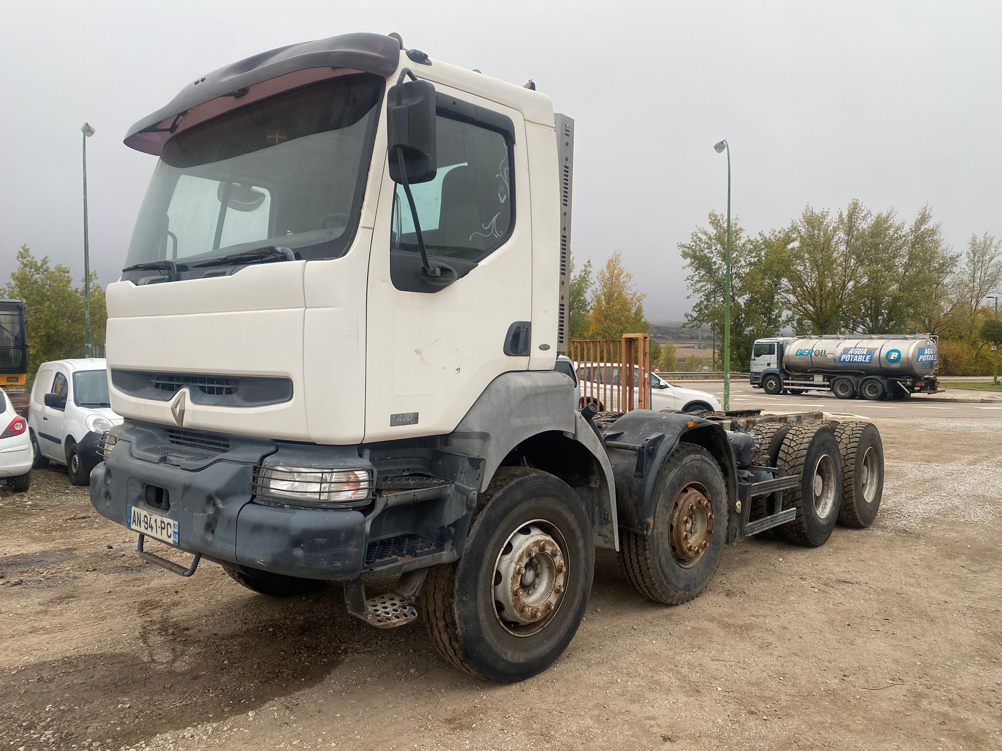 Camión Renault Kerax Euro III vista delantera izquierda