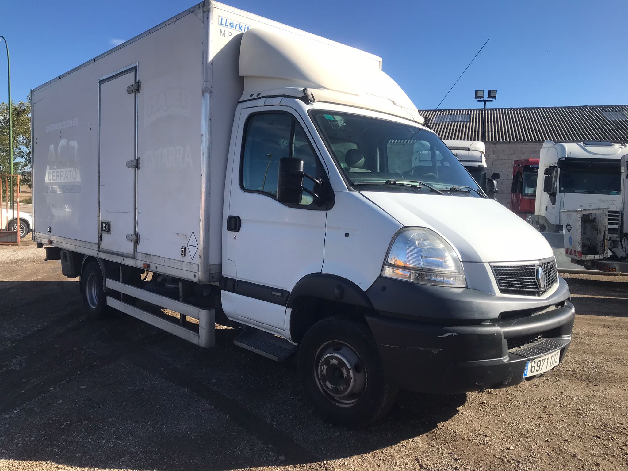 Vista lateral derecha Renault Mascott