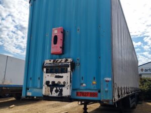 Vista diagonal delantera izquierda del semirremolque tauliner