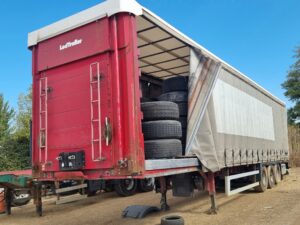 Vista diagonal delantera izquierda del semirremolque tauliner