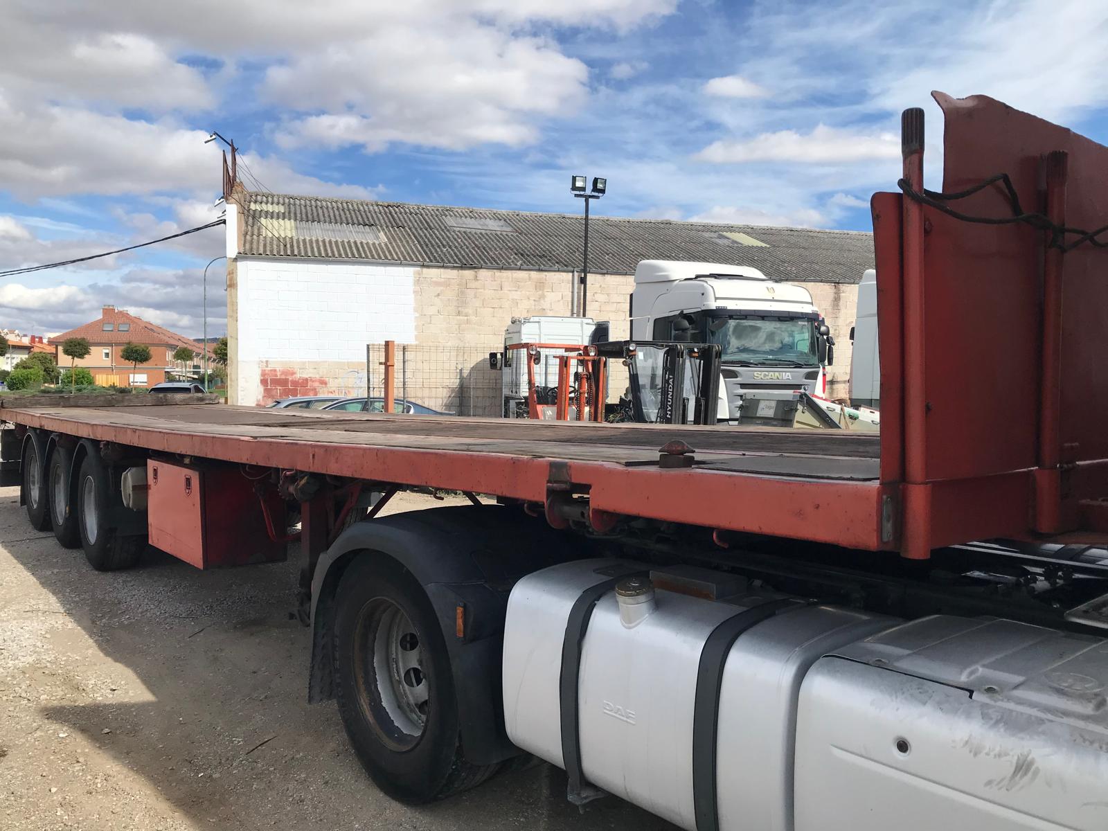 Vista diagonal delantera derecha del semirremolque portacontenedores Fruehauf