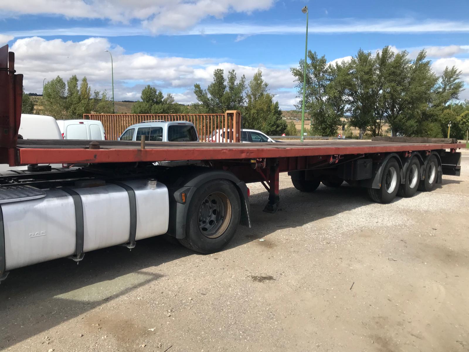 Vista diagonal delantera izquierda del semirremolque portacontenedores Fruehauf