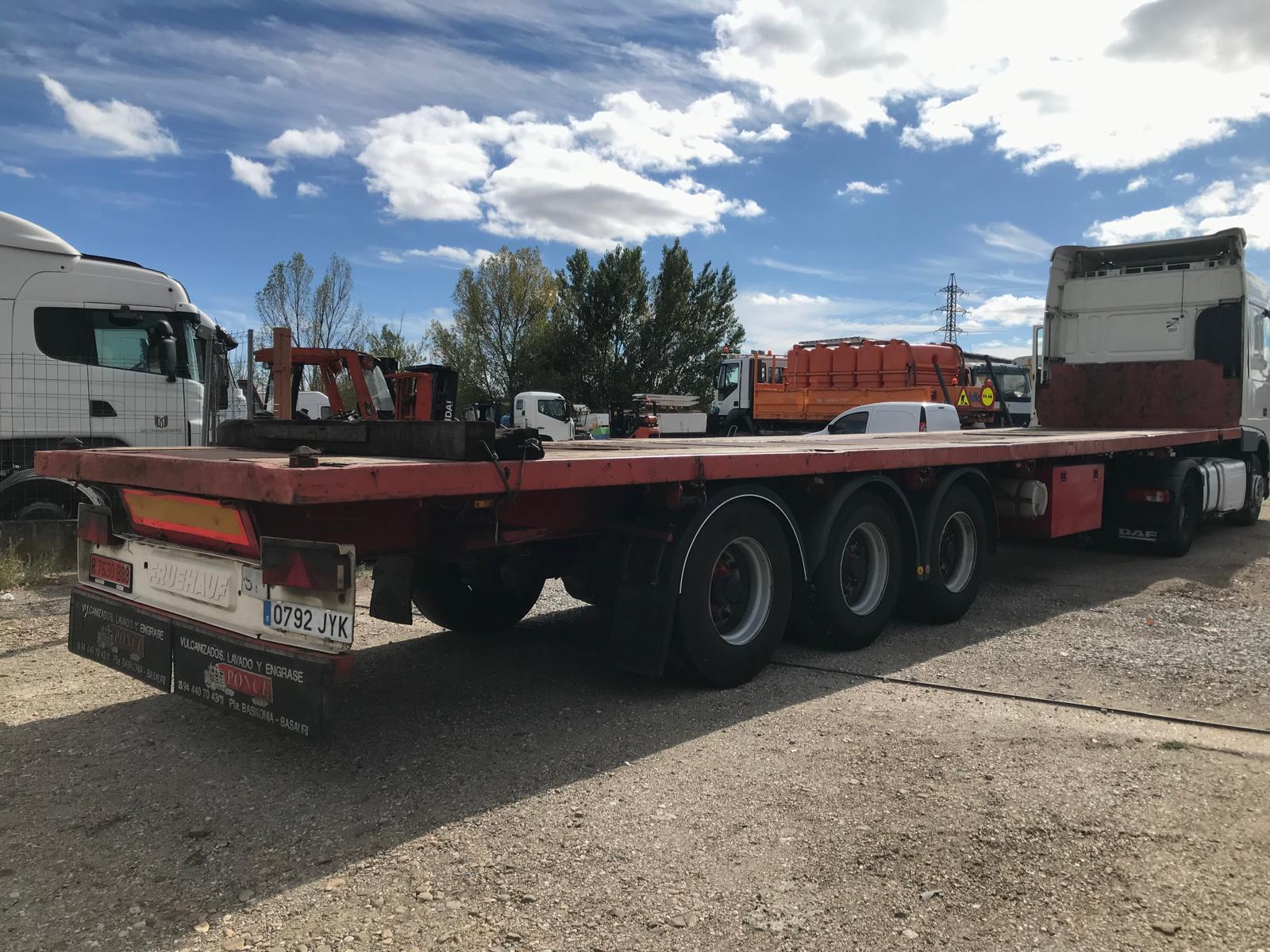 Vista diagonal trasera derecha del semirremolque portacontenedores Fruehauf