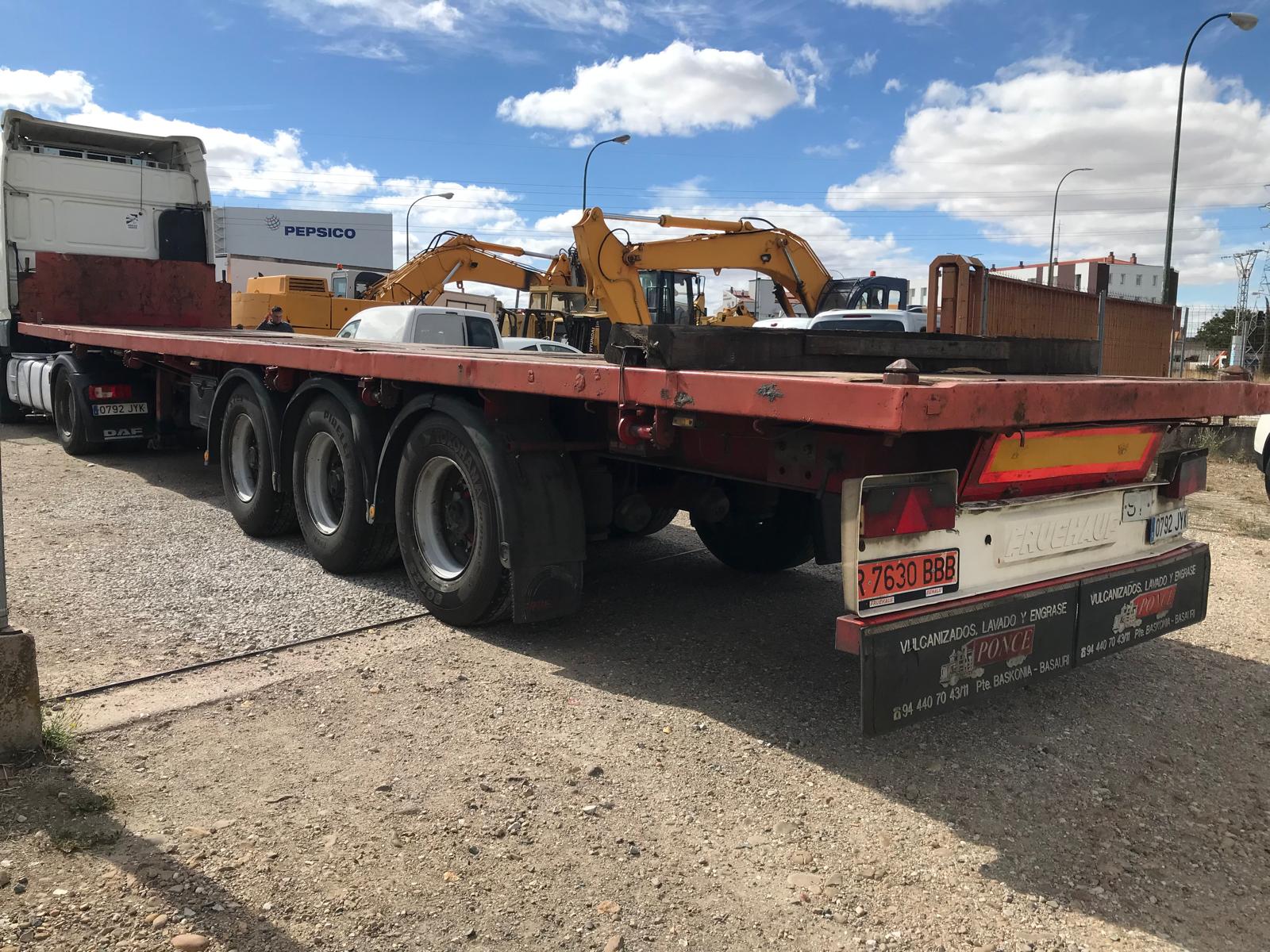 Vista diagonal trasera izquierda del semirremolque Fruehauf