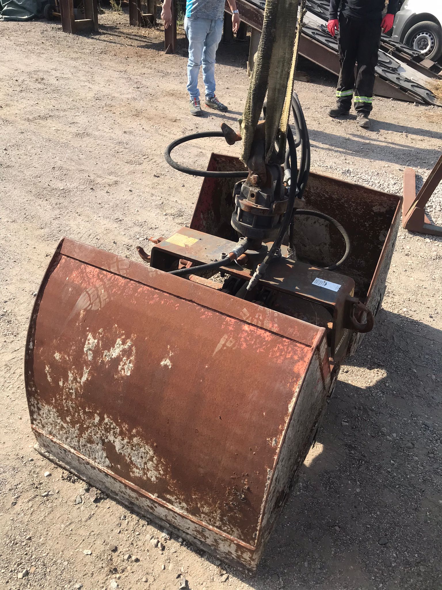 Cuchara bivalva hidráulica Kinshofer con rotador Baltrotors GR46 - Imagen 5