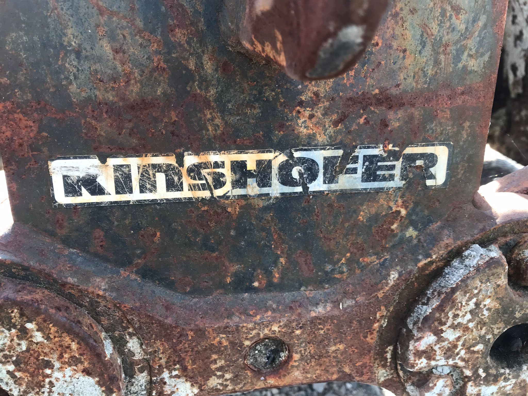 Cuchara bivalva hidráulica Kinshofer con rotador Baltrotors GR46 - Imagen 8