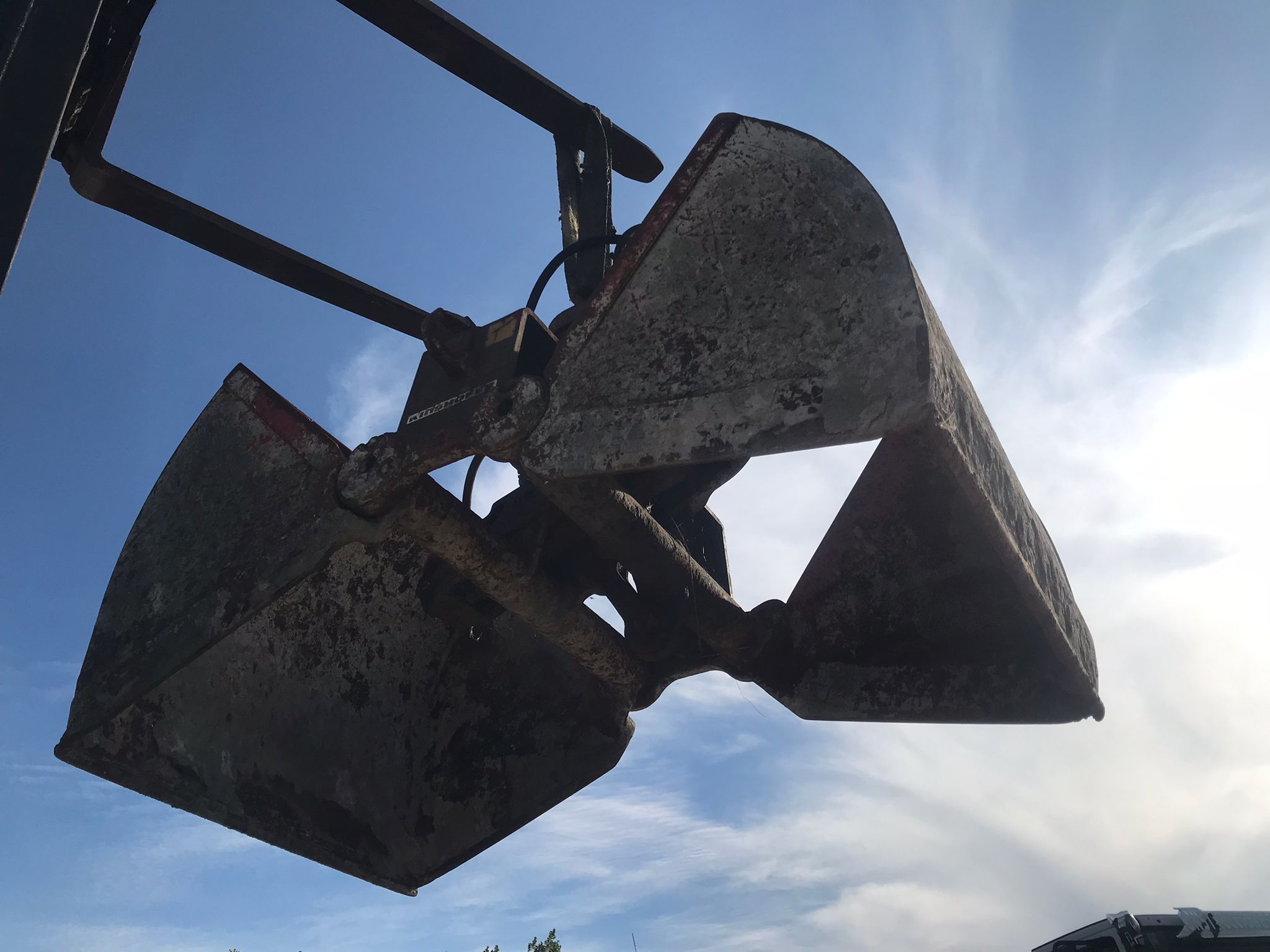 Cuchara bivalva hidráulica Kinshofer con rotador Baltrotors GR46 - Imagen 2