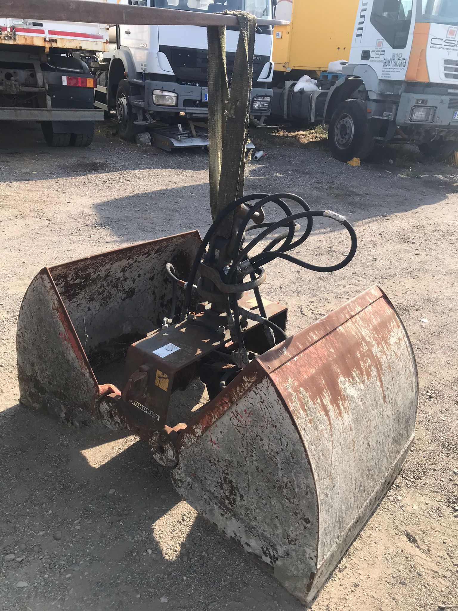 Vista diagonal cuchara hidráulica Kinshofer GR46