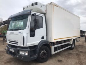 Vista diagonal delantera Iveco frigorífico