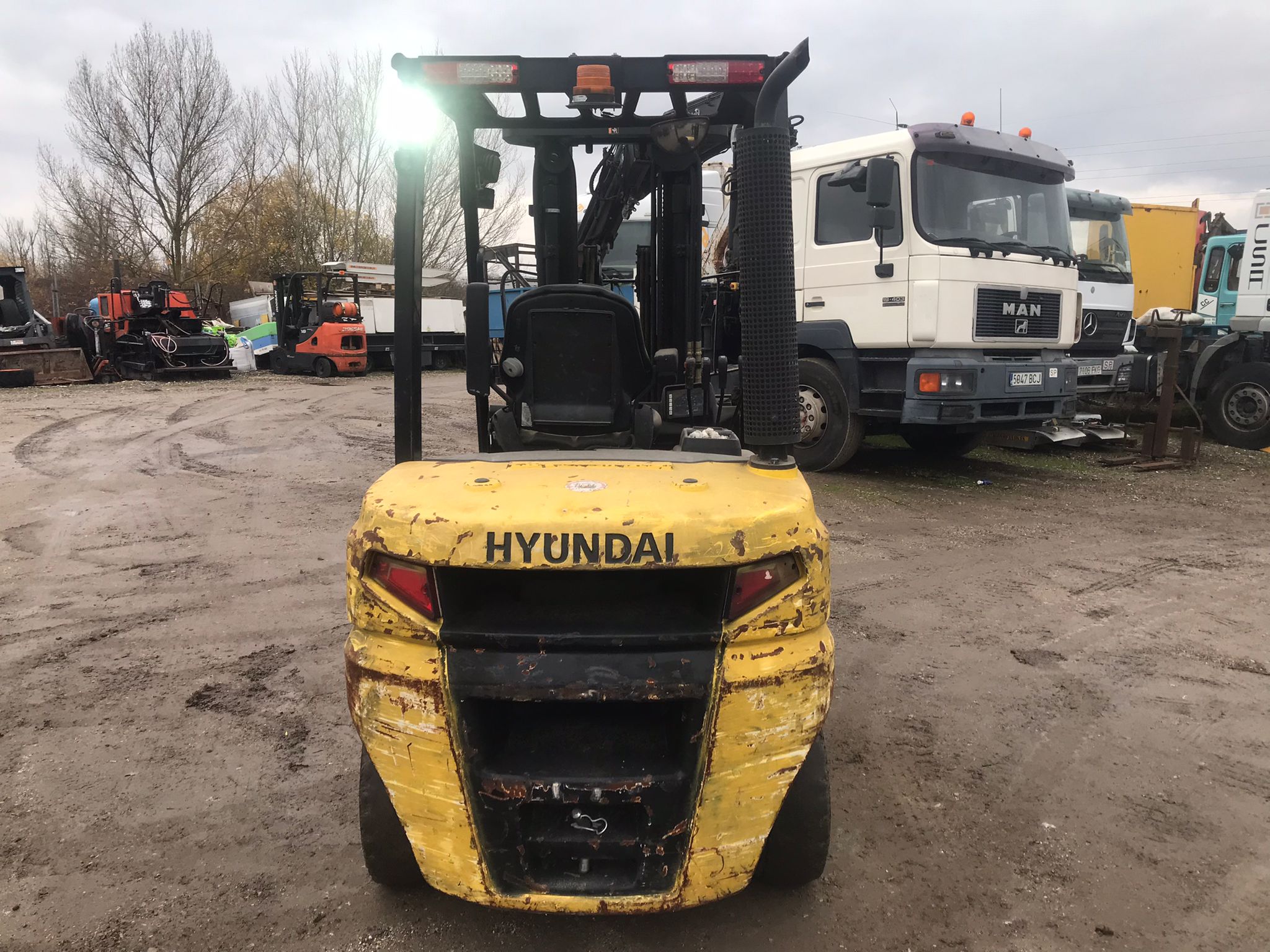 Vista trasera carretilla Hyundai 25D-9E