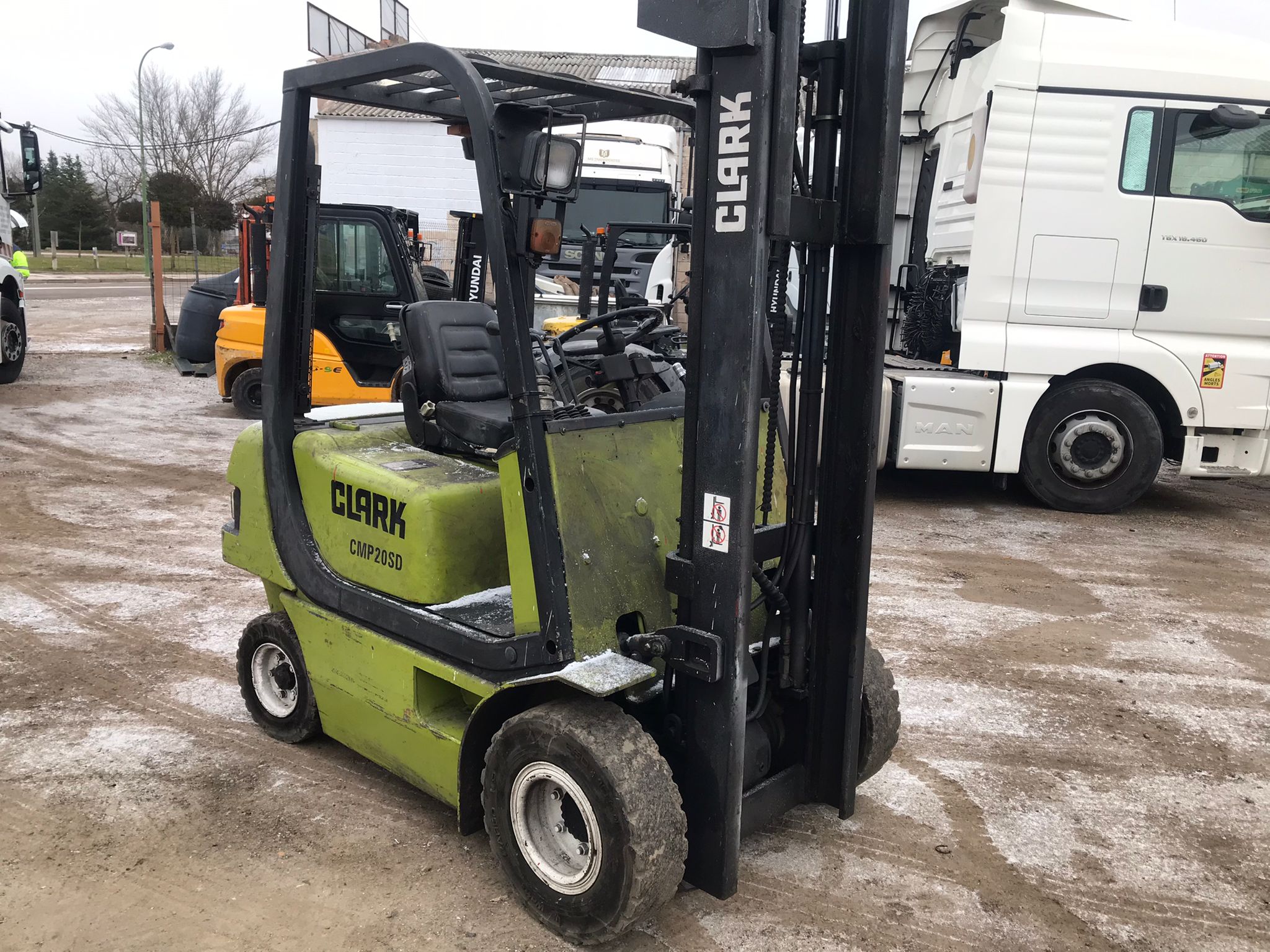 Vista frontal derecha carretilla Clark CMP 20SD