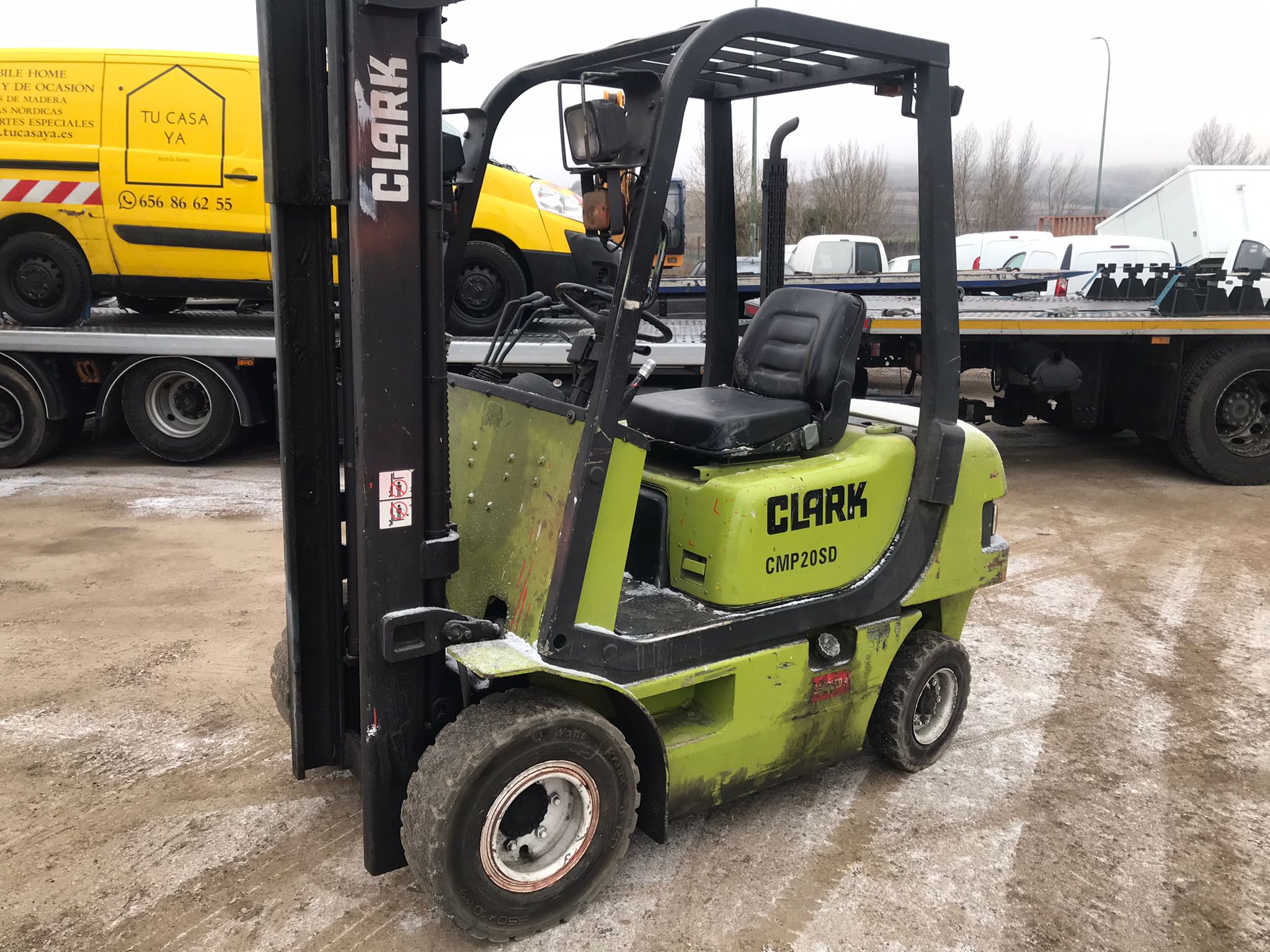 Vista frontal izquierda carretilla Clark CMP 20SD