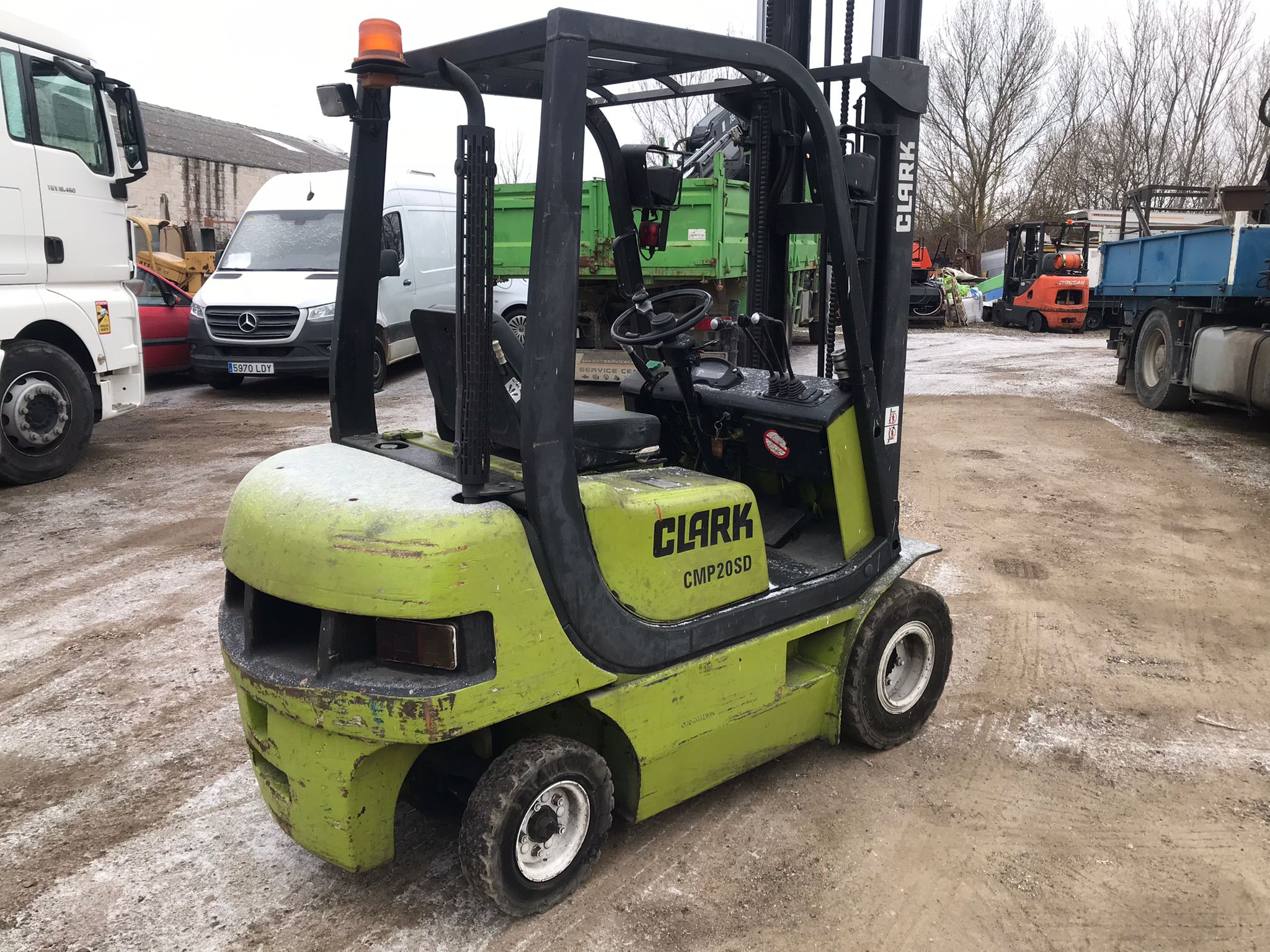 Vista trasera derecha carretilla Clark CMP 20SD